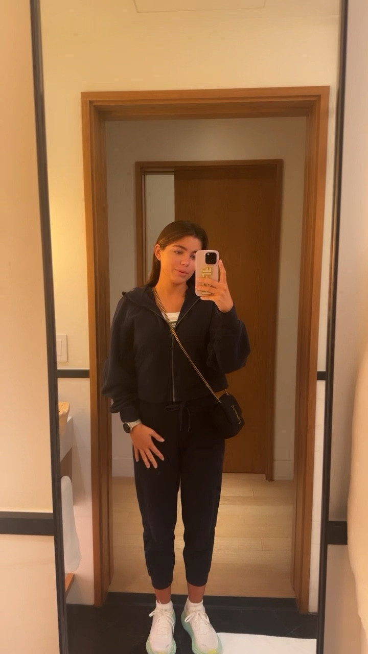 Walking around nyc look! Comfy, casual 💙☁️🏙️


Lululemon outfit 
Joggers
Hoka
YSL bag 
NYC outfit 
Travel outfit 

#LTKSeasonal #LTKstyletip #LTKtravel