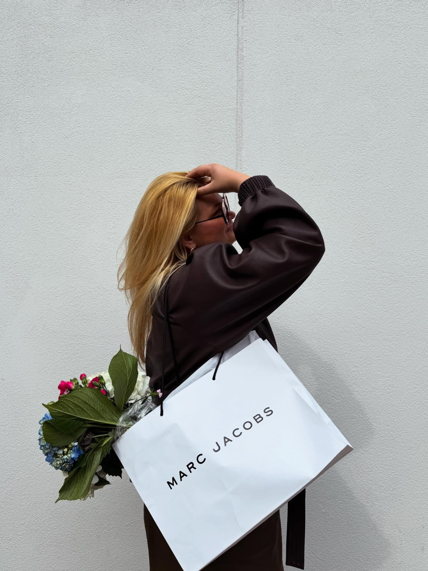 happy first day of spring 🌸🌺🌹🌼🌿 seeing warmer brighter days soon! Honestly one of my favorite times of the year to see all the flowers and trees bloom 🌹

First stop: refreshing my wardrobe for spring with transitional pieces, pastels, and lighter options 

so one of my first stops was to the outlet mall at @philadelphia_po & @marcjacobs 

Outfit details: 
Jacket: @marieoliver via @renttherunway 
Sunglasses: @amazon 
Skirt: bananarepublic factory 

#itsaSIMONthing #itsanOUTLETthing #simonmalls #philadelphiapremiumoutlets #phillyinfluencer

#LTKootd #LTKMidsize #LTKTall