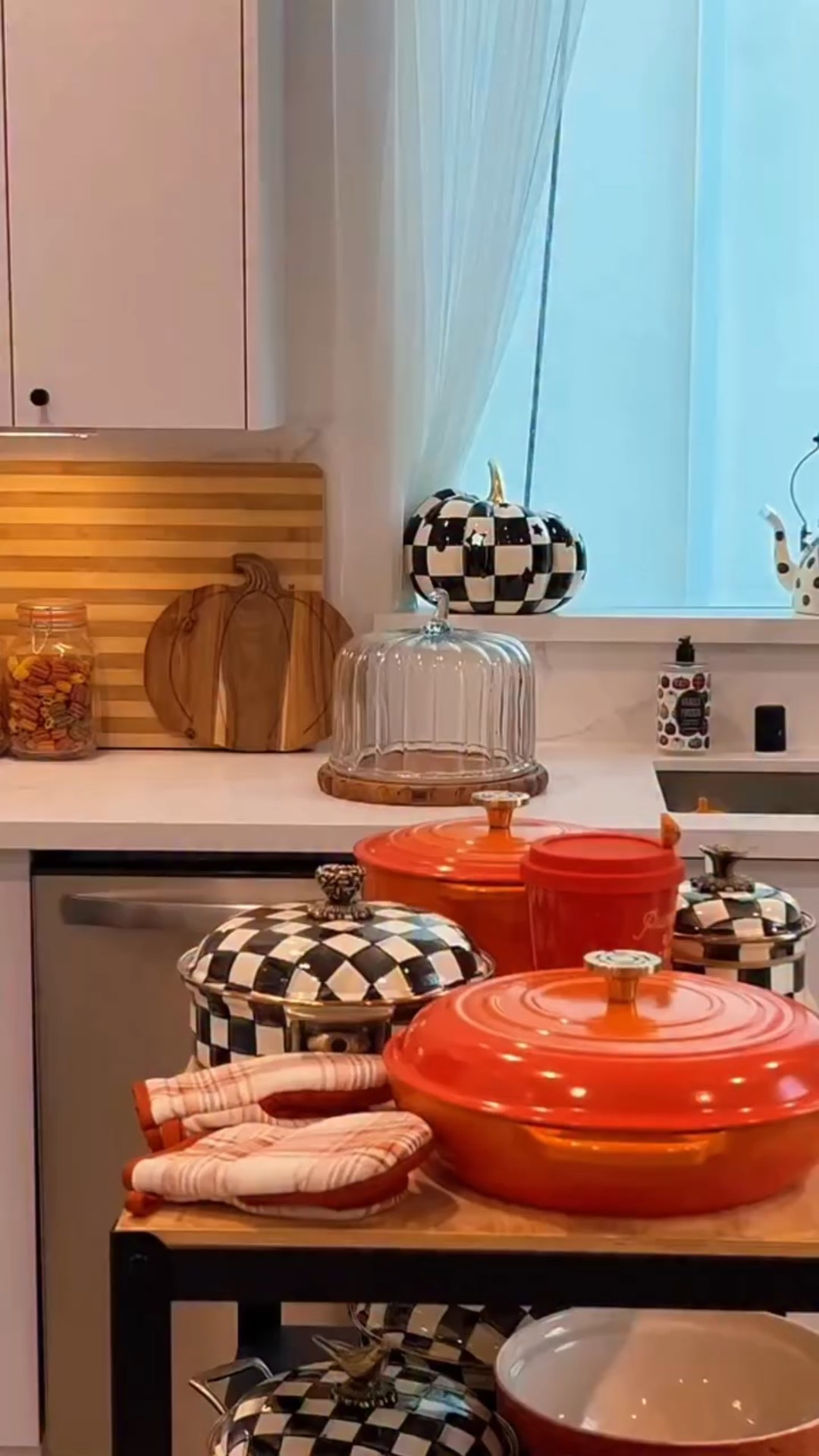 It feels so warm and cozy in here. 🧡

#fyp #lecreuset #fall #autumn #kitchenmakeover #fallkitchen #millennials