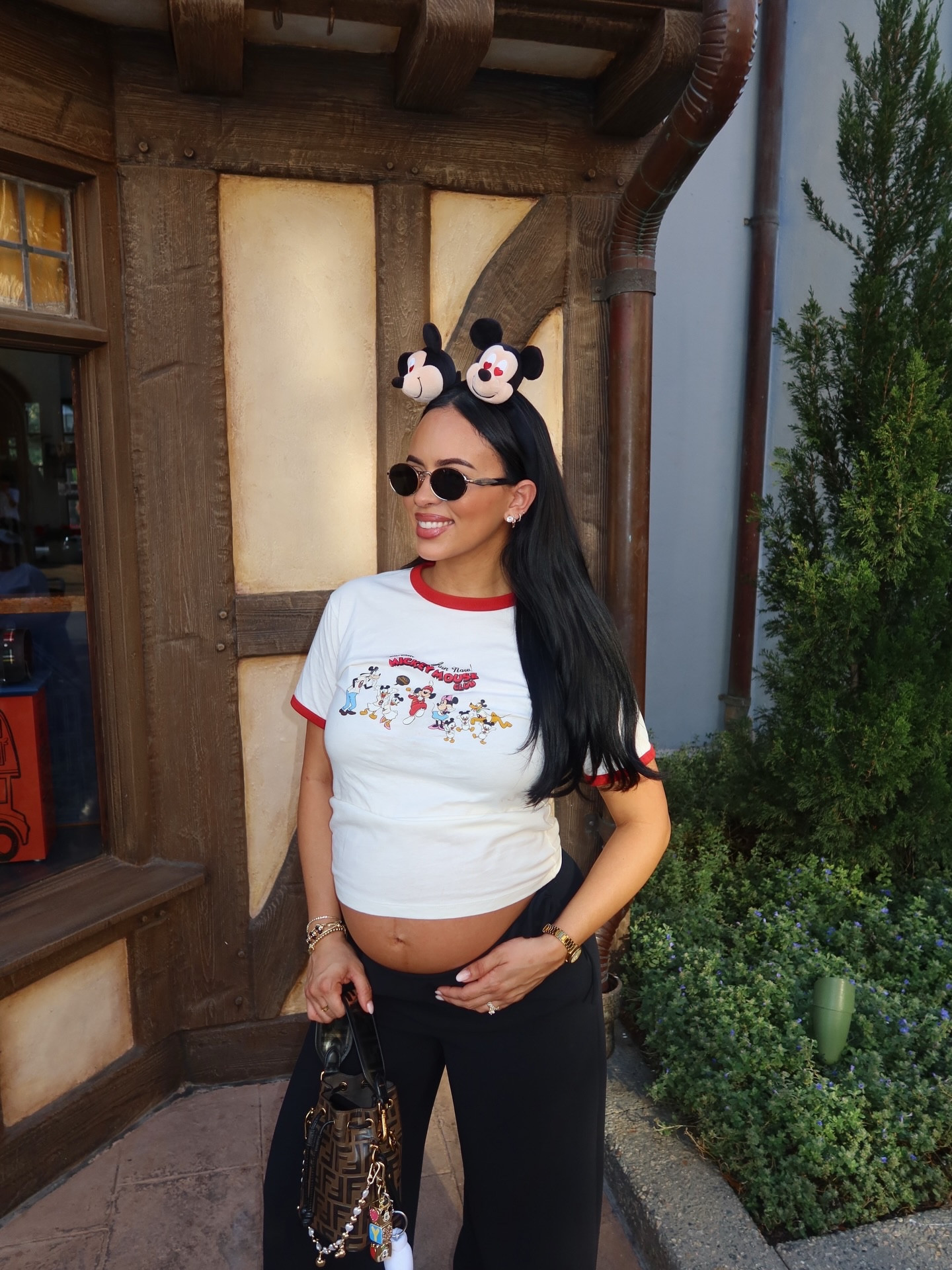 disney days are good for the soul ✨🐭🍦🌈💫 
SHIRT SIZE : KIDS 11-12
PANTS : MEDIUM 