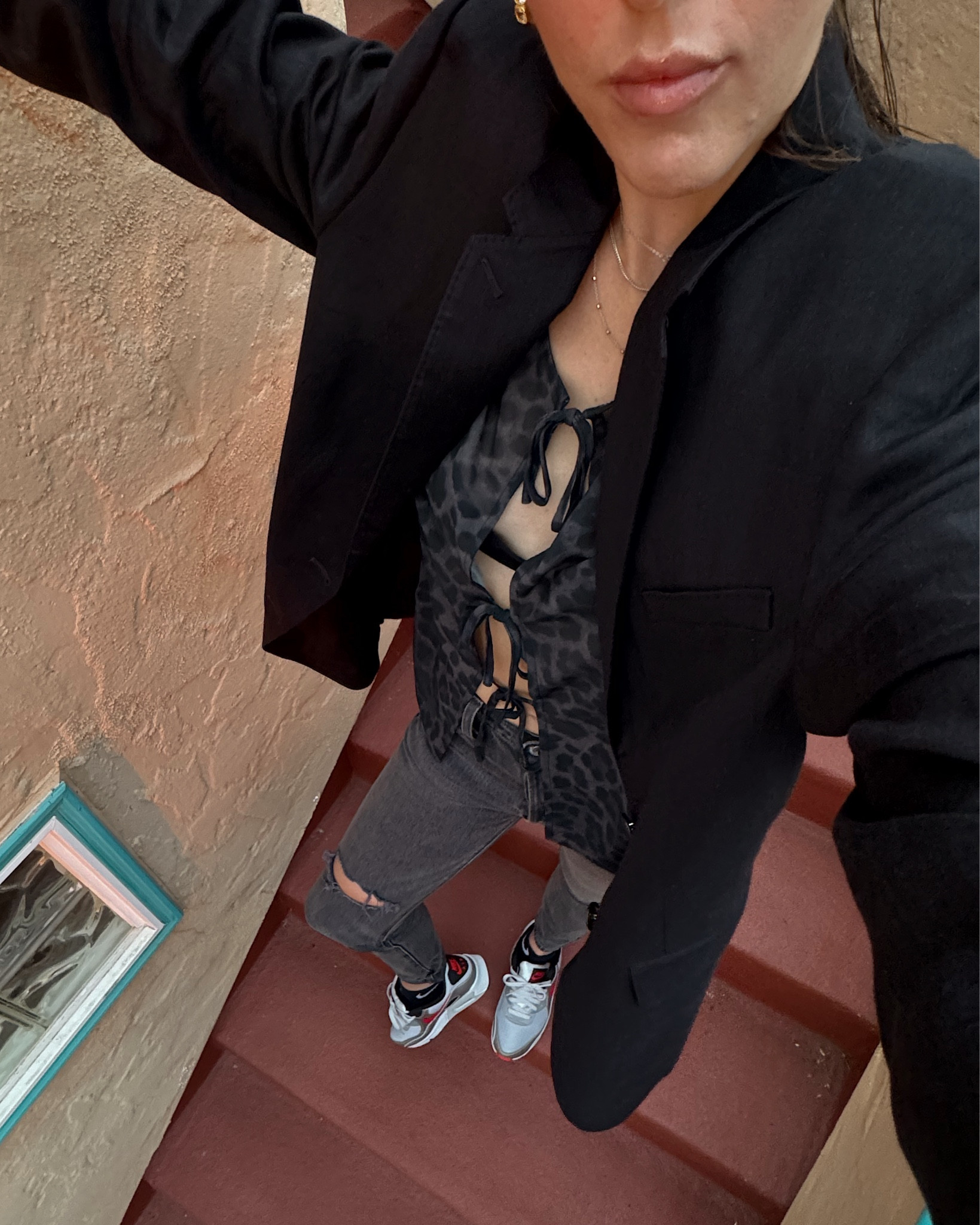 Sized up x2 sizes in blazer for oversized fit ! Jeans and top true to size 