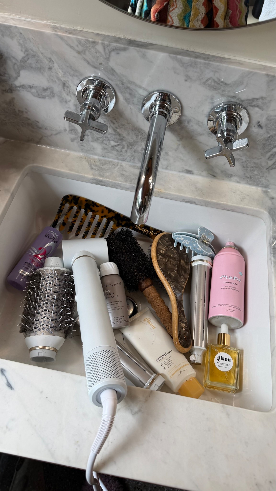The Blowout routine I swear by for smooth, bouncy, shiny and humidity-proof hair ✨
These are my ride-or-die blowout must haves if you want that salon finish at home — shine, volume, and zero crunchy feel.

• T3 Aire Styler — smooth + fast dry
• Gisou Hair Oil — glassy shine without heaviness
• L’Oréal Elvive Serum Spray — leave in conditioner + heat protection
• Gisou Blowout Cream — soft body + polish
• Emi Jay Brush — deranges + smooth finish
• Living Proof Humidity Spray — locks everything in and prevents frizz
• Mane  Temp Check Anti Frizz Heat Protectant

Perfect if you’re trying to perfect at-home blowouts, frizz control, sleek hair days, humidity protection, shiny healthy hair, wash day styling routine.