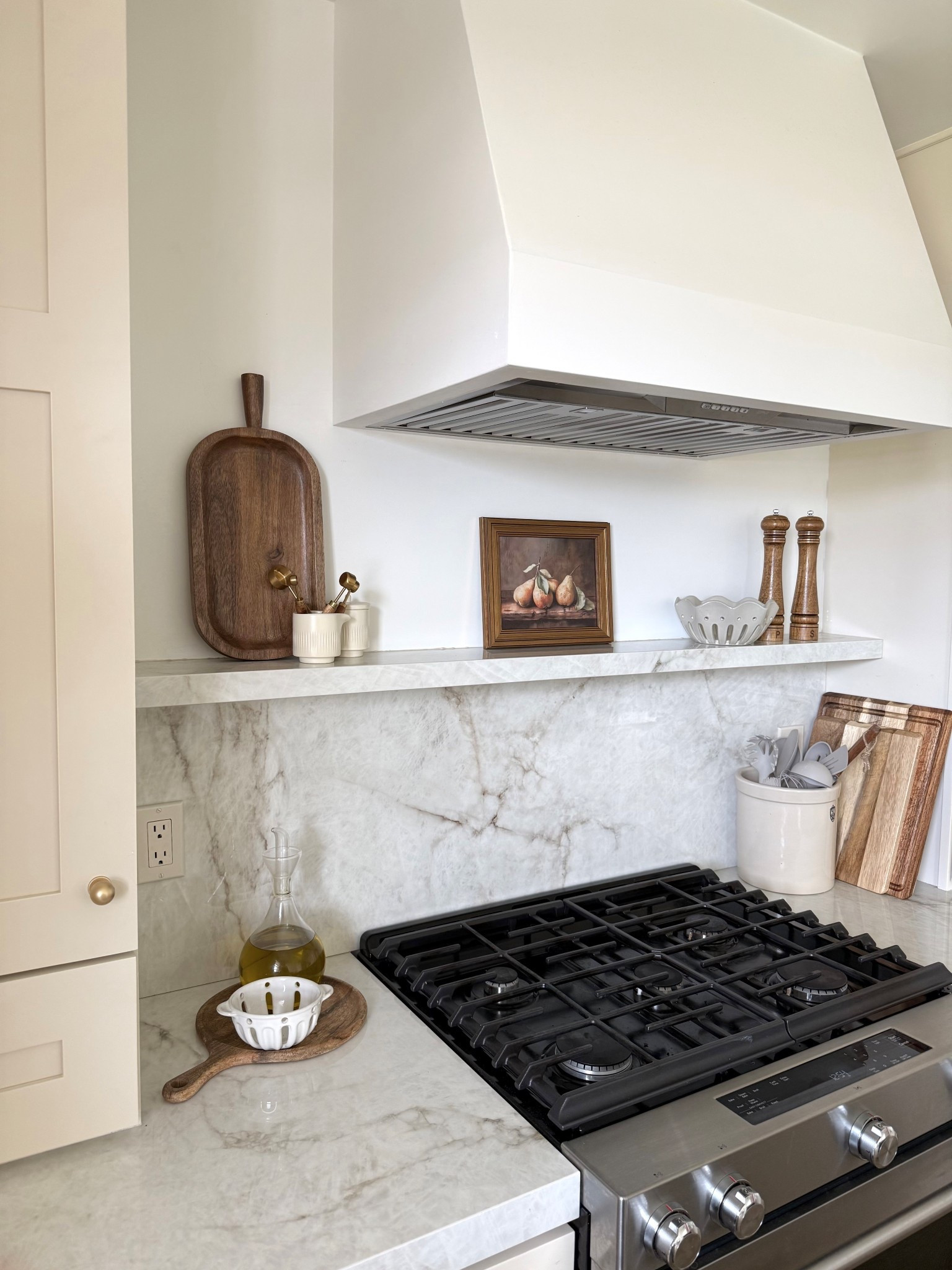 Everyone always talks about restyling or refreshing your space for spring. That doesn’t mean that a space needs a compete overhaul. Sometimes it’s just changing one thing and reconfiguring the rest. 

Found this cute little piece of framed art and love it! Added it to the ledge and reconfigured what was already there.



Modern Organic | Kitchen Makeover | Neutral Decor | Interior Design | Interior Decor | Home Styling | Kitchen Reno
•
•
🤎 Share and follow House.on.TeelHill for more home design and styling! 
•
•
#homedesign #kitchenrenovation #homemakeover #kitchendesign #kitchentransformation

#LTKHome #LTKSeasonal #LTKSaleAlert