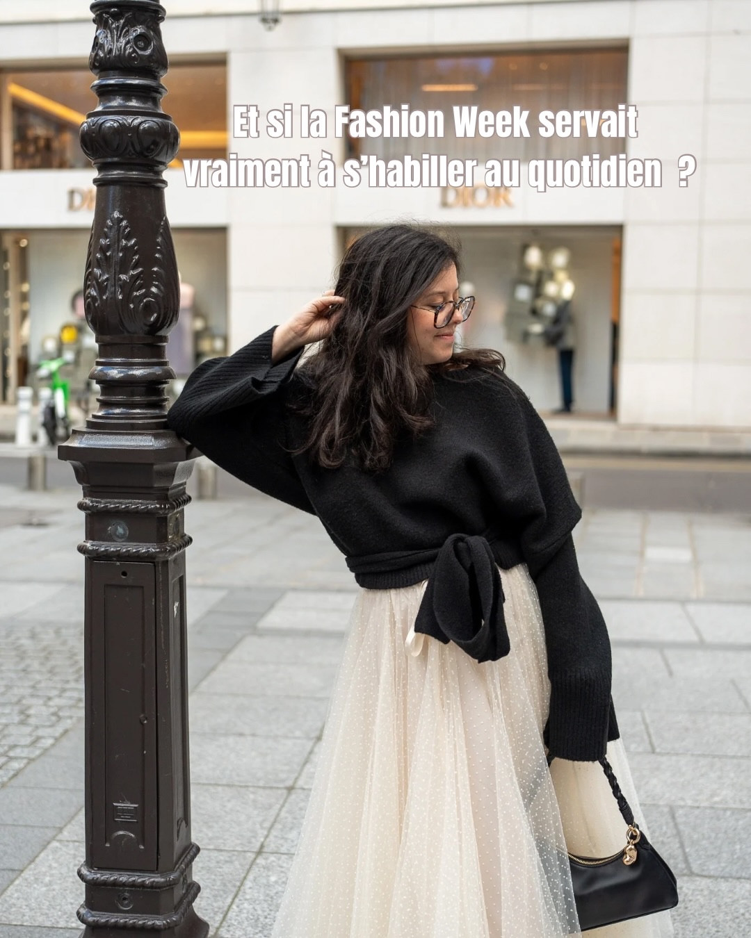 On pense souvent que la Fashion Week est loin de notre quotidien. Des looks spectaculaires, des silhouettes impossibles à porter… bref, quelque chose qu’on admire mais qu’on ne s’approprie pas vraiment.
Et pourtant, je trouve que c’est l’un des meilleurs moments pour trouver de nouvelles idées et regarder nos vêtements autrement. Une pièce forte, un détail inattendu, un accessoire bien choisi… parfois il suffit de peu pour transformer une tenue.
Je me suis donc amusée à créer plusieurs looks inspirés de cet état d’esprit, uniquement avec des pièces de mon dressing.

Je détaille toutes les inspirations et les looks dans un article sur le blog.
Tape FASHION WEEK en commentaire et je t’envoie le lien ✨

*certains produits de cette publication ont été reçu gratuitement

#LTKfrance #LTKspring #LTKstyletip