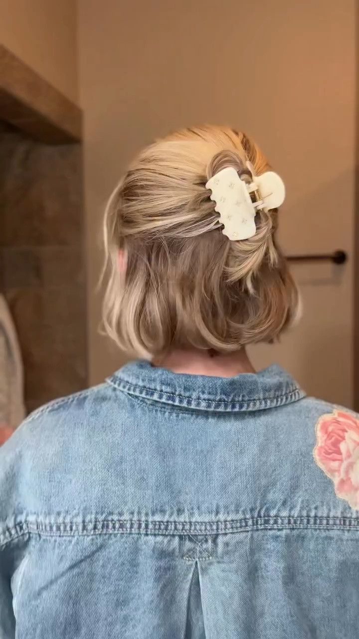 Week 2 of me figuring out how to style my new bob as a busy mom of 3 boys 💛💇🏼‍♀️

I need hairstyles that are actually quick, cute, and realistic for real life—not “spend 30 minutes with 4 products” kind of styles 

Today’s: a half-up messy claw clip bun 🤍
Follow along while I learn easy bob styles as I go ✨

#bobhairstyles #busymomlifestyle #momhairideas #easyhairstyles #clawcliphairstyles