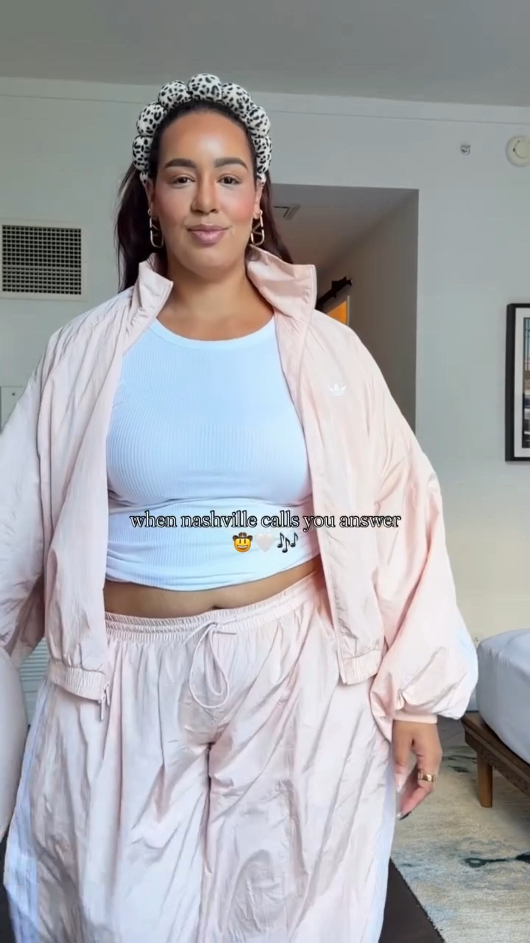 When in Nashville🎶🤠Comment “NASH” and I’ll dm you the links to a similar look🤍 
 Send me all your Nashville rec’s! I’ve only been here once, lol

#western #akira #plus #curvy #plussize