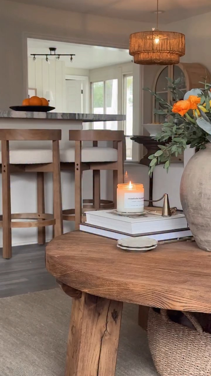 Nothing feels better than a clean home and fresh florals on the counter. Little pieces of spring around the house today

COMMENT: SPRING to get links sent to your inbox directly

spring home decor • neutral home decor • kitchen counter styling • clean home aesthetic • simple home styling

#springrefresh #homerefresh #cleanhomehappyhome #curatedhome #organicdecor