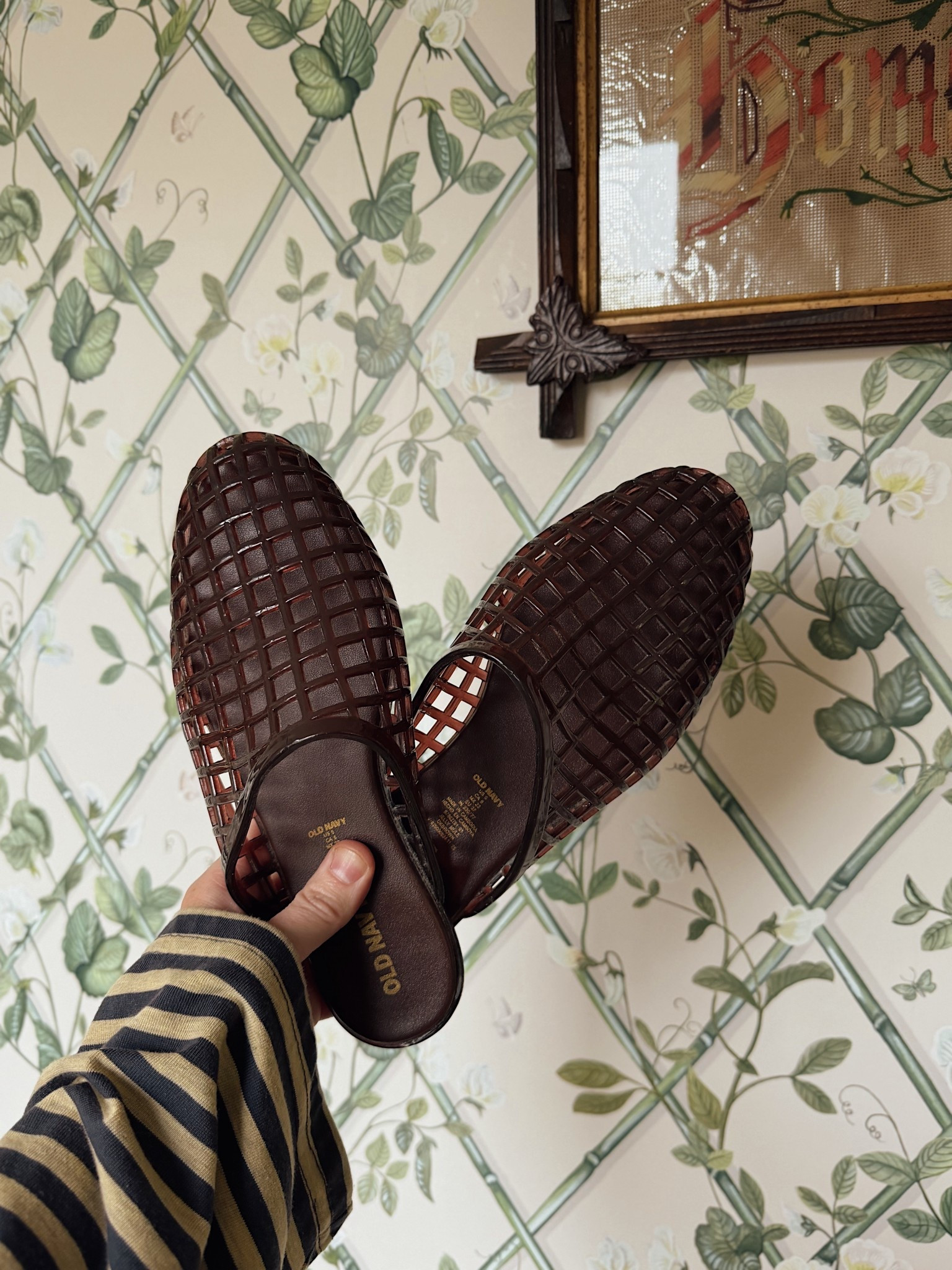 Some of my favorite jelly mules are on sale today for 50% off!! They are comfy to wear all day long too 🫶🏼🙌🏼

#LTKmomlife #LTKootd #LTKSaleAlert