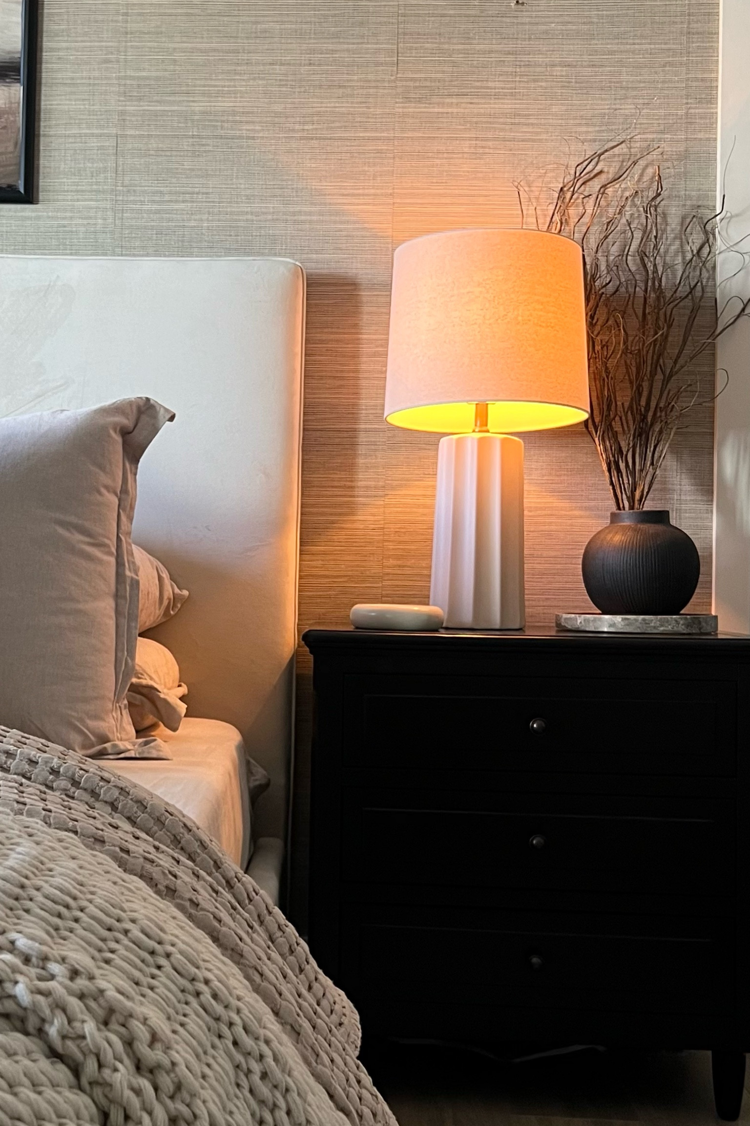 Nightstand styling : must haves..lamp, tray or bowl to hold the little things, and a vase with greenery or branches. 
I love the modern look of this lamp! And it’s so affordable✨