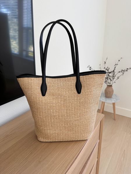 One of Madewell’s best bags. Similar to the Khaite bag from a few years ago. I love that the size works on petites! On sale! 

#LTKxMadewell #LTKSaleAlert #LTKItBag