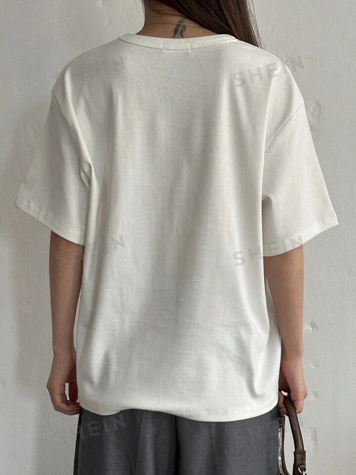 DAZY Camiseta De Hombro Caído Para Mujer Con Bordado De Letras | SHEIN