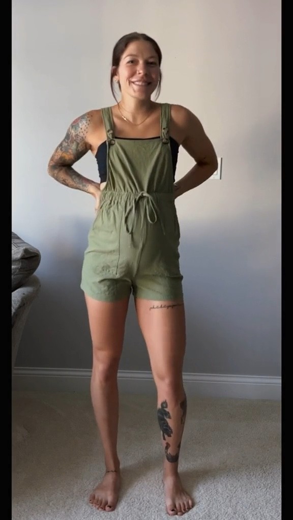 26 Weeks Pregnant - Overall Outfit #pregnant #overalls #jumper