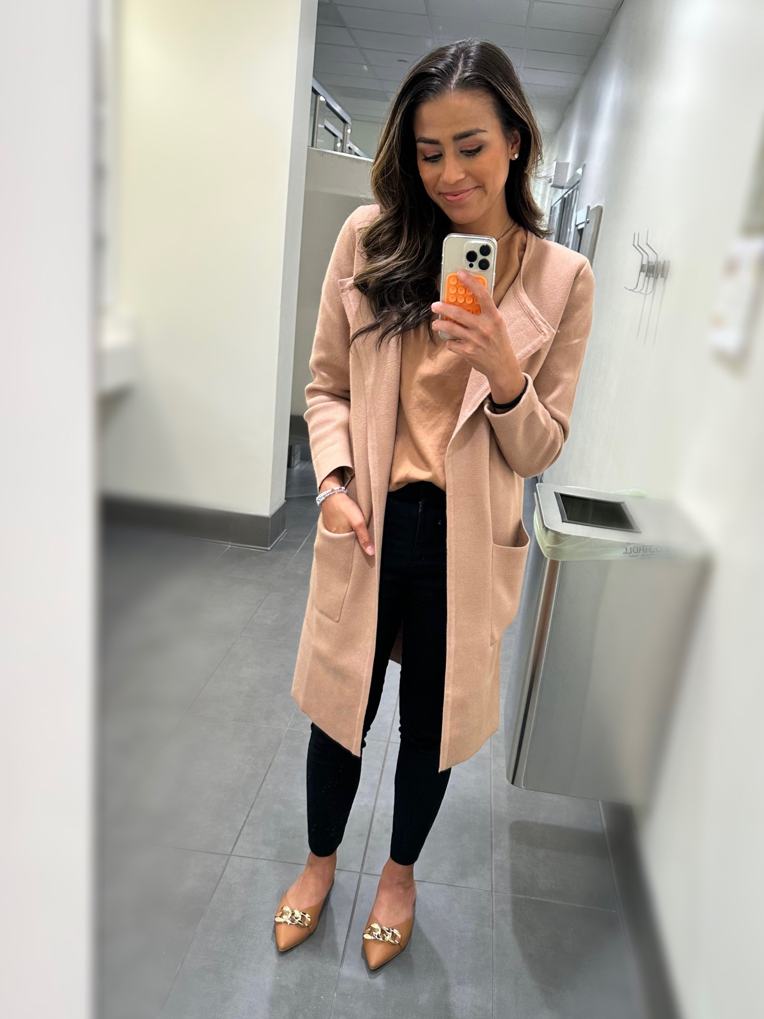 Work OOTD fall edition. Being able to add this cardigan coat to my fall wardrobe as a basic workwear staple piece has been great! I can wait to pair it with leggings for an elevated casual look soon!
Fall fashion // coatigan // cardigan // neutral workwear // corporate outfit

#LTKworkwear #LTKstyletip #LTKSeasonal
