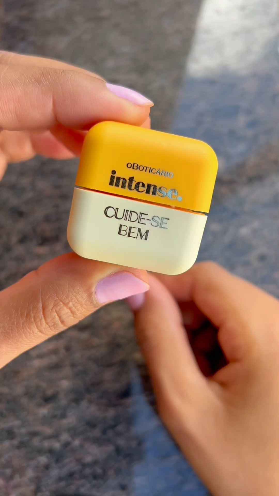 POV: achei o hidratante labial perfeito!✨

Cupom: 🏷️ LOJAFRAN para frete grátis mais um mimo!

Testando o Hidratante Labial Cuide-se Bem Leite e Mel, do Boticário, gente, que delícia! 

A textura é super leve, hidrata de verdade e o cheirinho? Dá vontade de comer! Ideal pra deixar os lábios macios o dia todo, sem pesar. 

O o balm labial foi pensando na pele sensível da boca, que constantemente está exposta ao sol, ao vento e ao frio. 

O hidratante labial contém 10% de manteiga de Karité na sua formulação, além de FPS 15 e Vitamina E, tudo para deixar os lábios protegidos e saudáveis por até 24 horas!

#boticario #cupomboticario #balm #hidratantelabial #skincare #maquiagem #lojafran 

#LTKbeleza #LTKbrasil