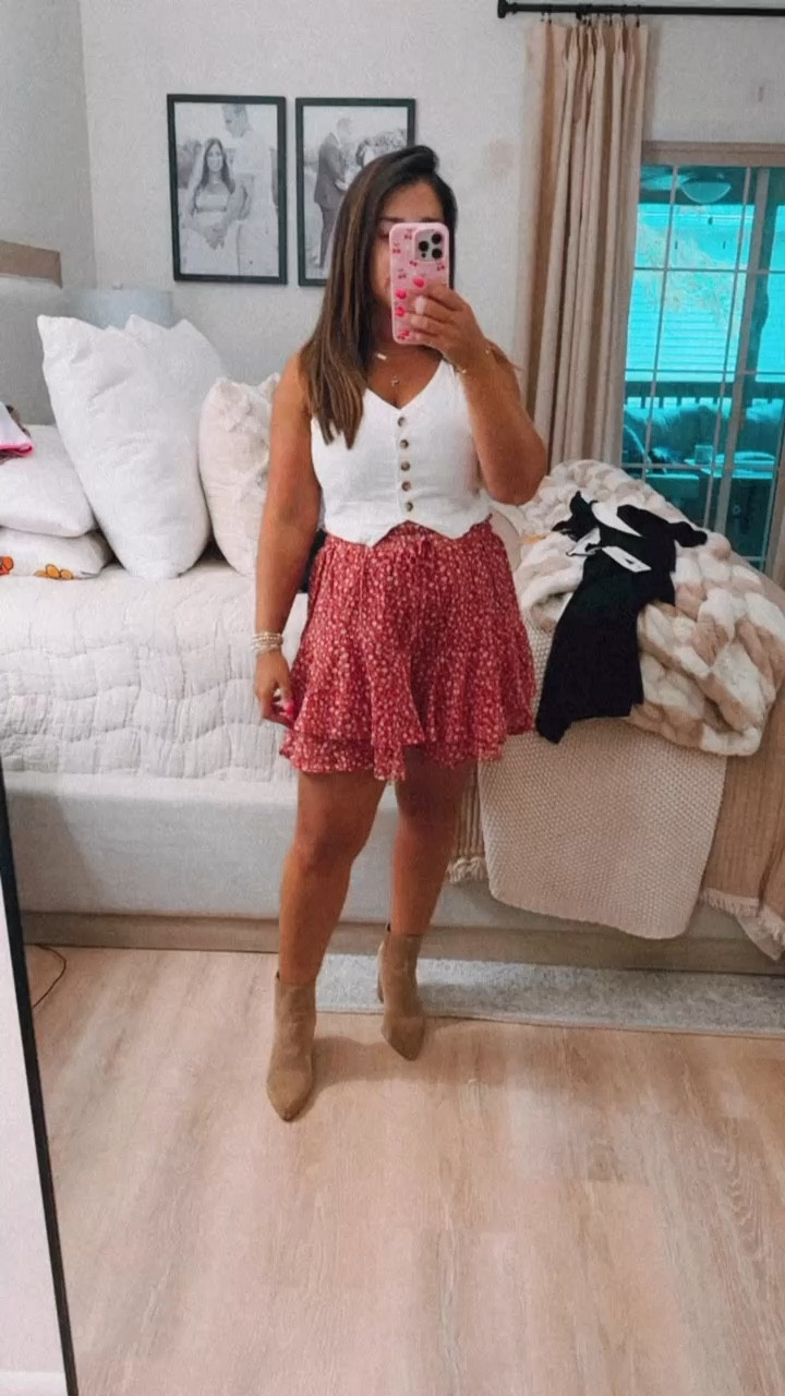 Love this early fall/ fall transition outfit! I’m wearing a medium in these shorts (I love them because they look like a skirt)! This top is one of my favorite tanks from Amazon. I wear a size small. For reference, I’m 5’ and a 34DDD. You could even throw on a cardigan with this and be good to go!

Casual fall outfit, fall transition outfit, fall date outfit 

#LTKSeasonal #LTKStyleTip #LTKFindsUnder50