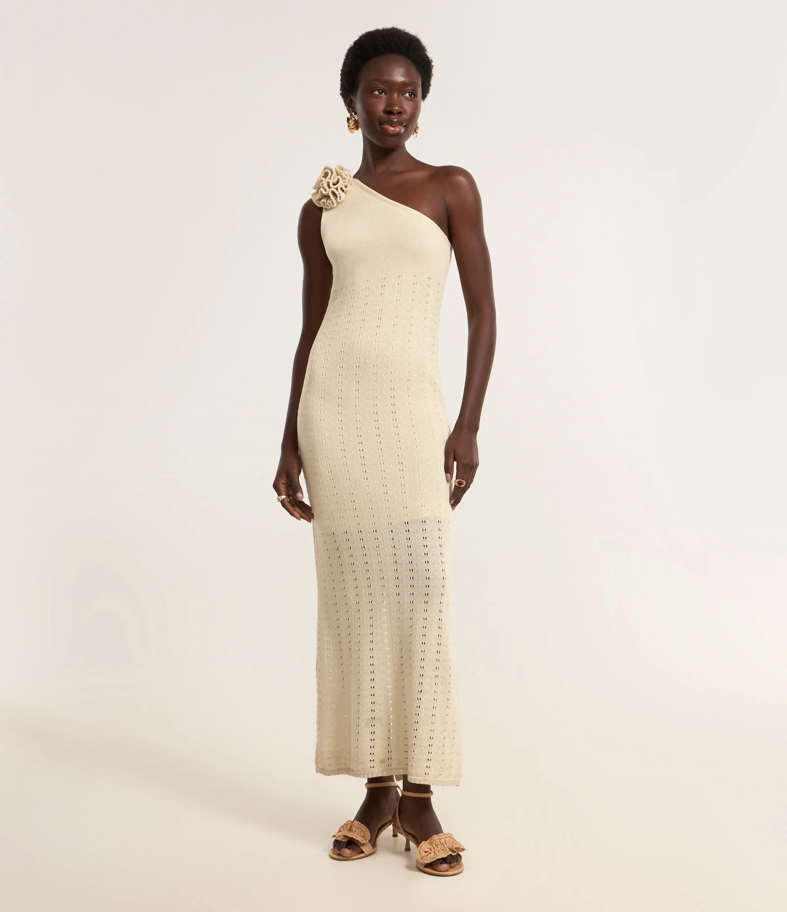 Vestido Long Midi Ombro Só em Tricô com Flor de Tecido Bege - Lojas Renner | Renner (BR)