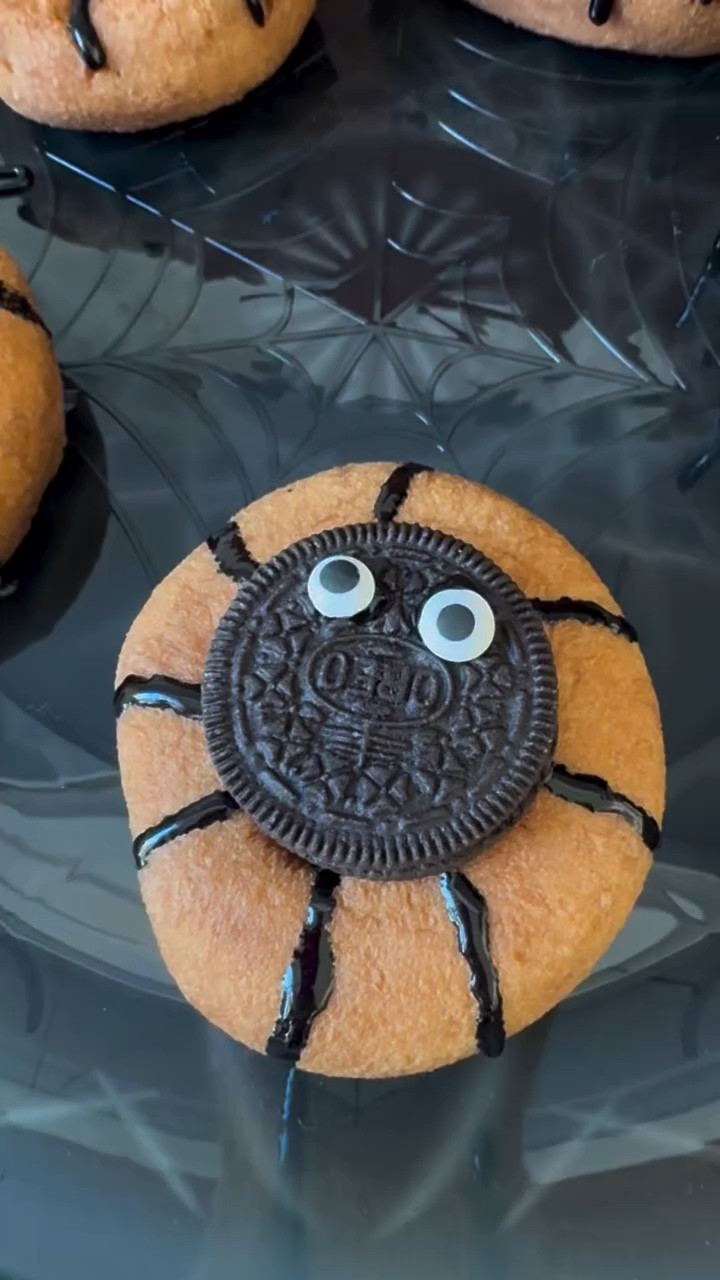 These spider donuts are so fun and take just a few minutes to create!

All you need is plain or glazed donuts, an icing pen, Oreos and sprinkle eyes. 
👀 

I hope you enjoy!
