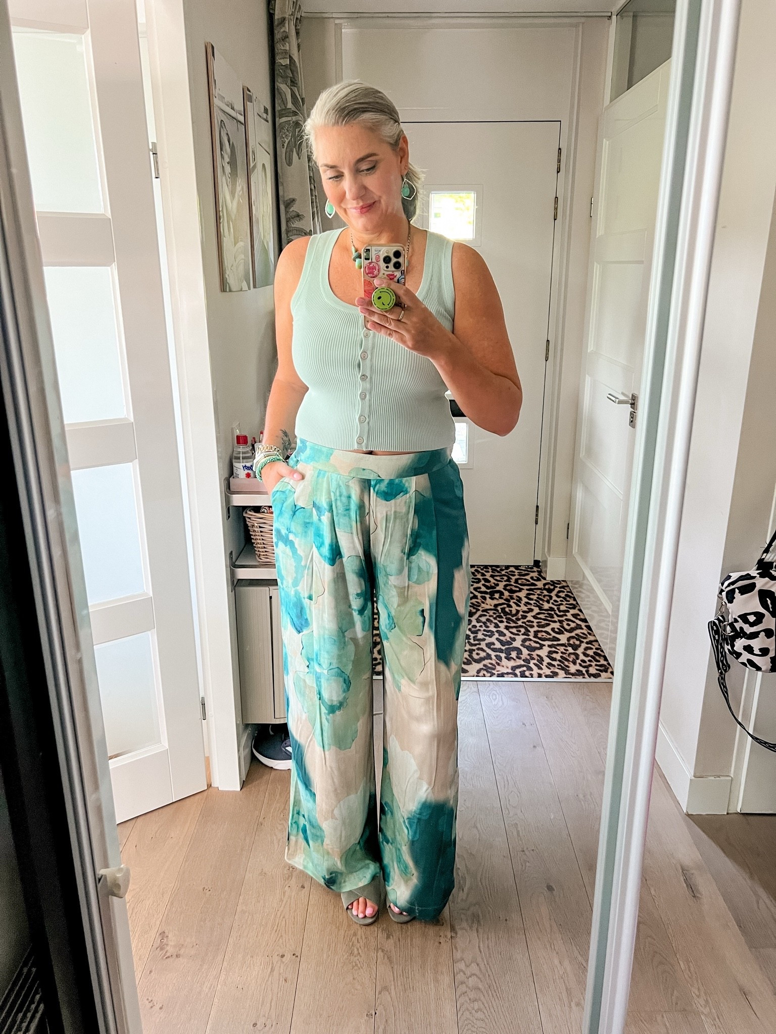 OOTD - Donderdag. Bloedje heet maar deze luchtige pantalon was top! https://mart-visser-nl.mtpc.se/6271684 ik draag maat 42. 

De turquoise top is van Stradivarius van vorig jaar in maat M. 

De suède muiltjes zijn oudjes van H&M.

#LTKnederlands #LTKeurope #LTKsummer