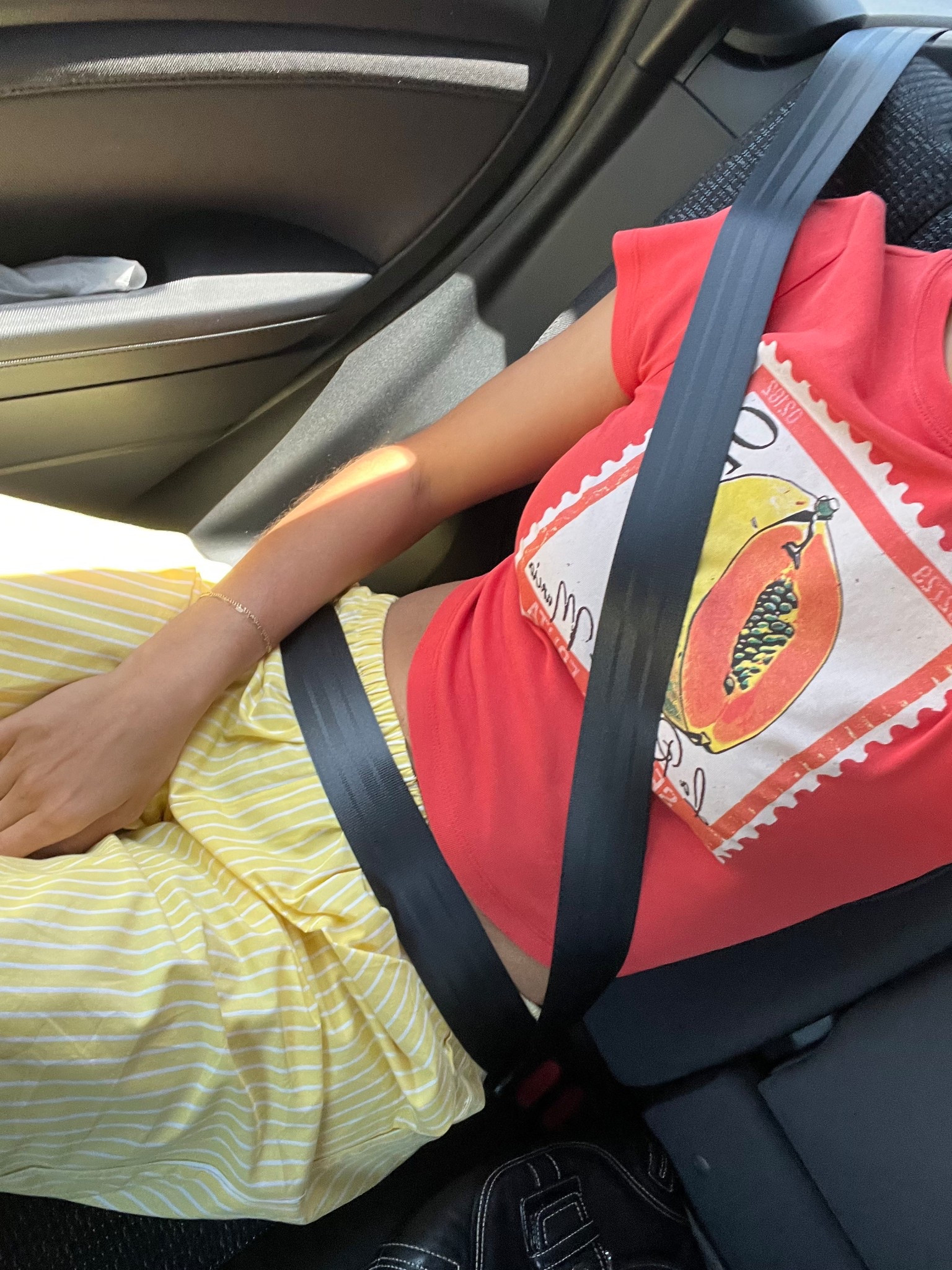 summer outfit 💛🥭
Papaya baby tee - topshop (Nordstrom) 
Yellow striped pant - old Zara 

