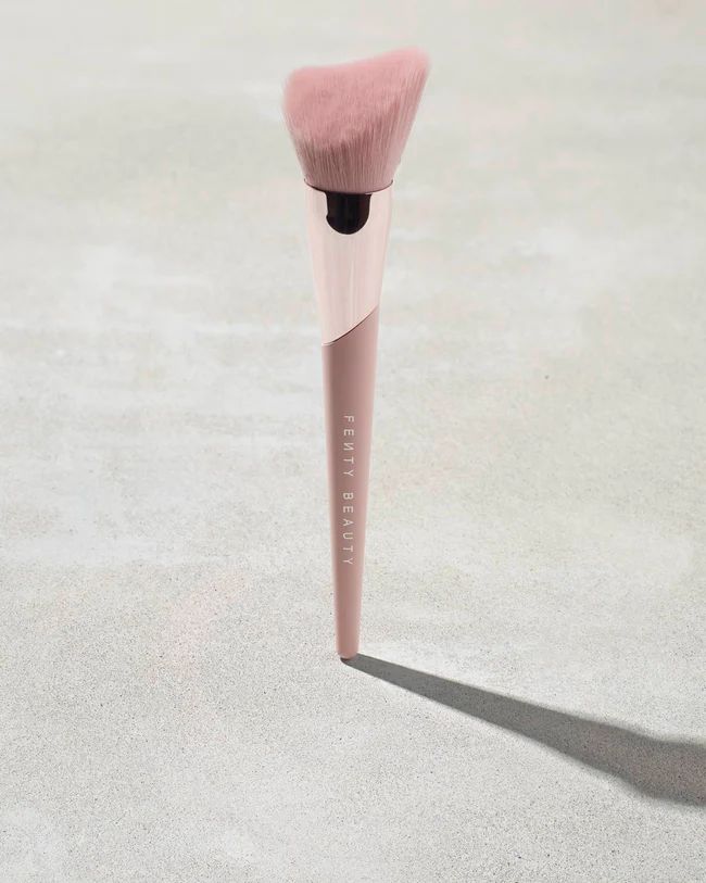 Cheek-Hugging Bronzer Brush 190 | Fenty Beauty