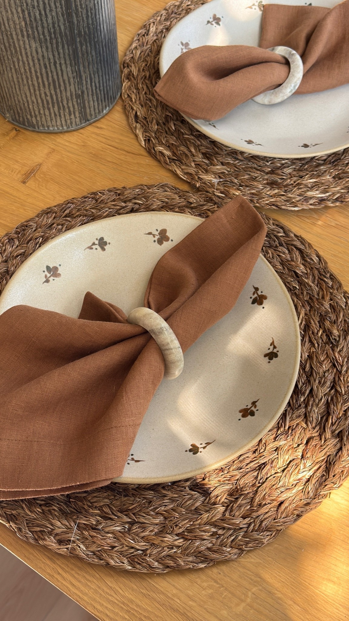 early autumn buys from @Crate & Barrel 🍂 i love the florals on the dinner plate! i paired a marble napkin holder on linen napkins, and a woven circular placemat. 

#crateandbarrel #autumnplate #autumndecor #autumndining #autumnkitchen #orangedinnerware

#LTKSeasonal #LTKHome