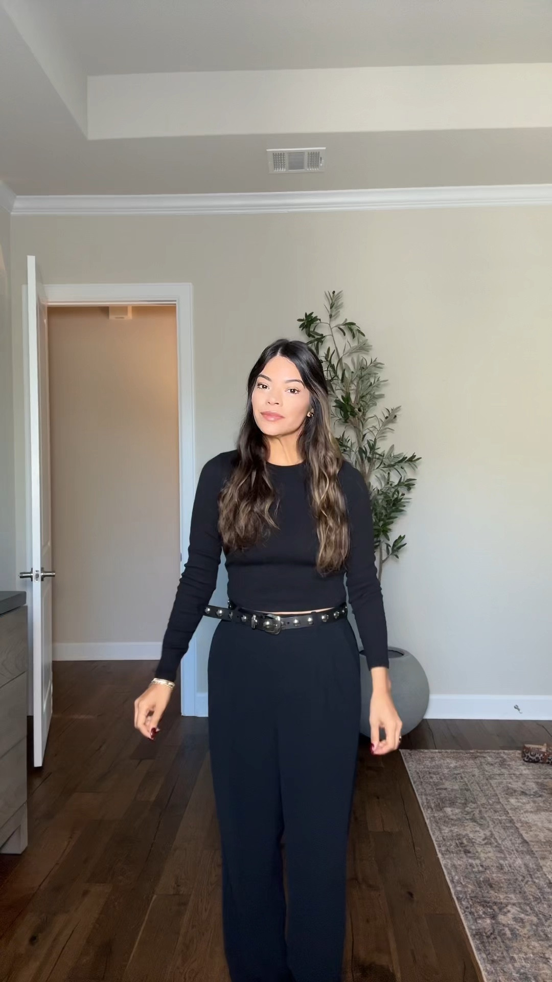 Can never go wrong with an all
Black work outfit 