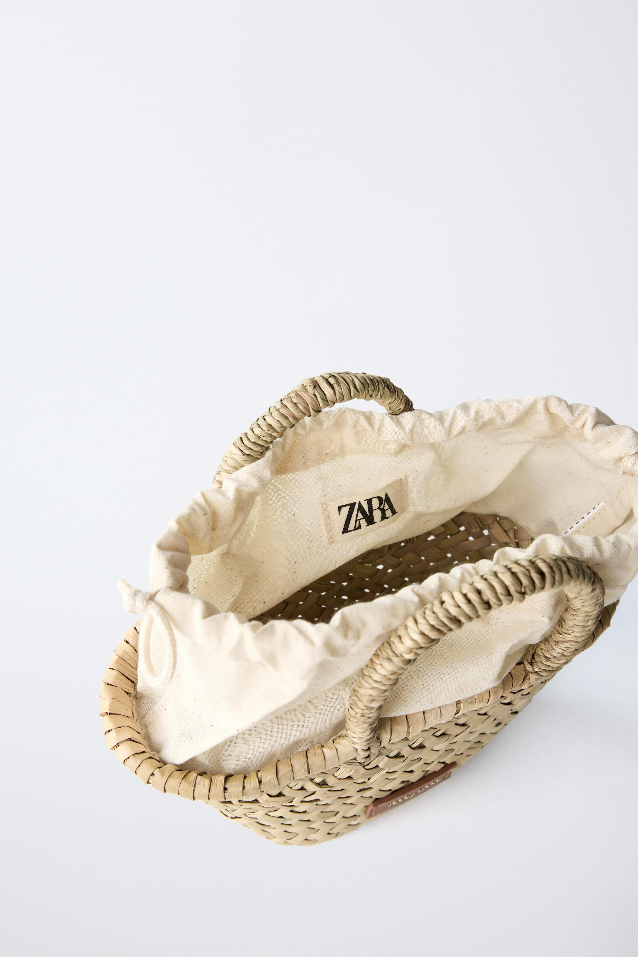Mini raffia-effect basket bag. Drawstring closure. No shoulder strap.Height x Length x Width: 13 ... | Zara UK
