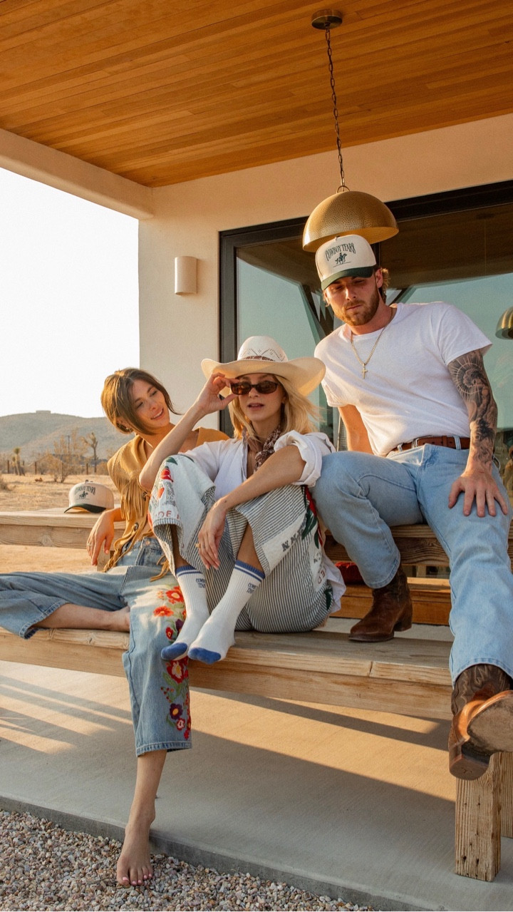 When friends become fam, and you somehow bamboozle them into shooting with you ☺️ I do provide wine and a good ole time (or at least I’d like to think so 😁).

Thank you @theofficialsunnysands for trusting this stranger in your beautiful space…and apologies for the brief table-dancing moment 😬 It was only a second or two, promise.