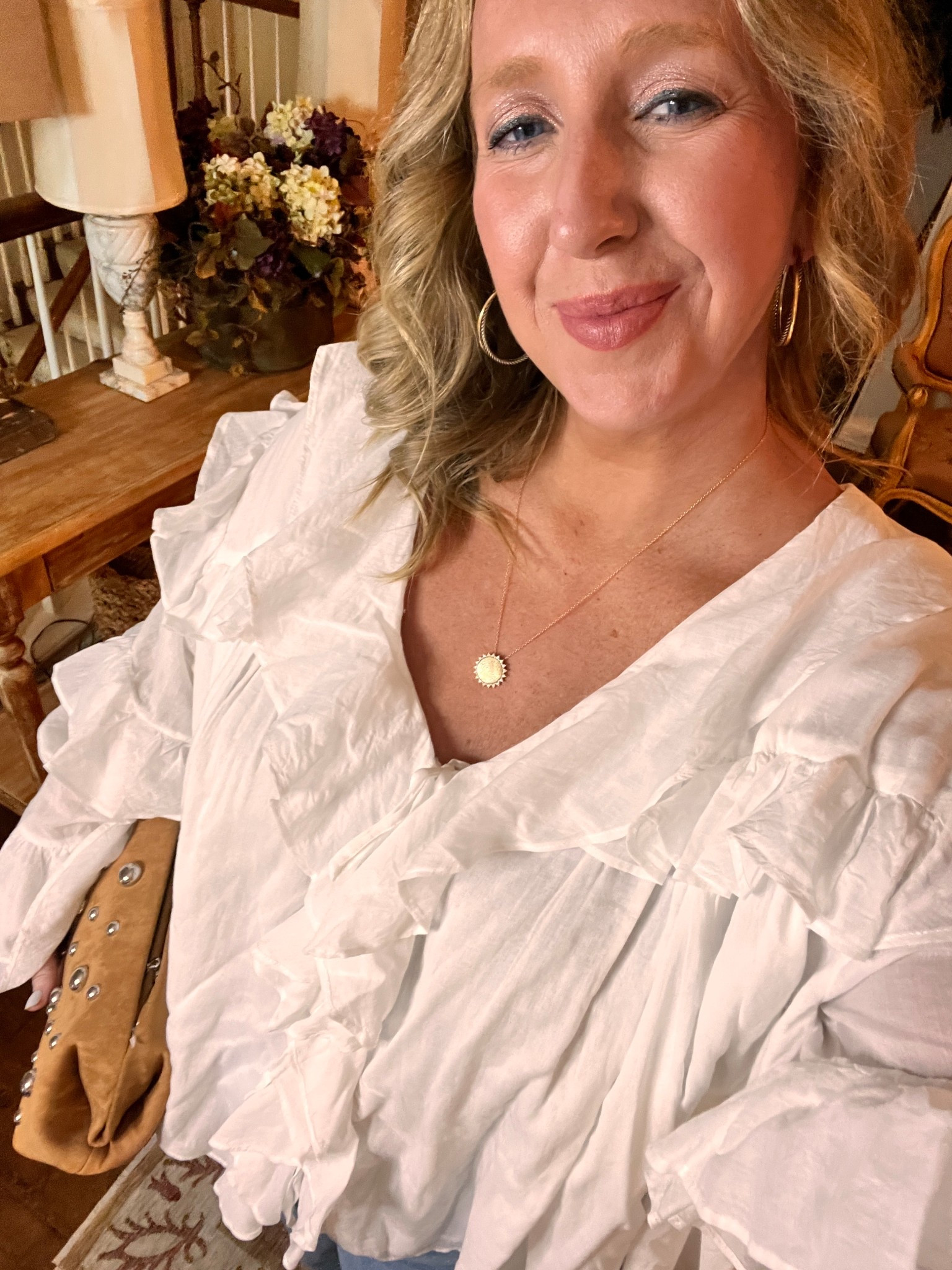 Ready to break out my sweaters any day now 👀😜

But until then, jeans and a boho blouse are a good way to go! 