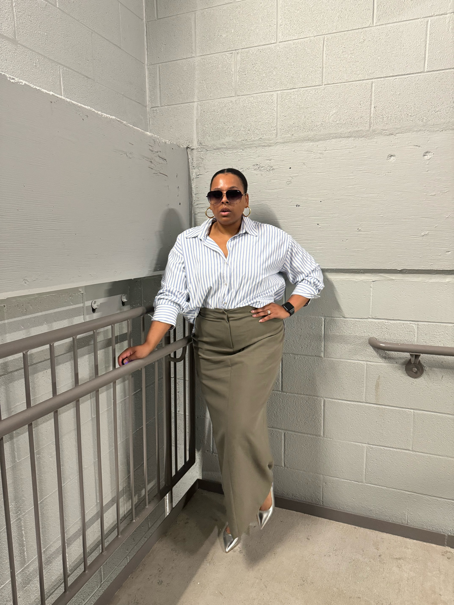 Spring outfit:

Maxi length pencil skirt paired with blue and a white stripe button down and metallic silver heels. 

#LTKworkwear #LTKstyletip