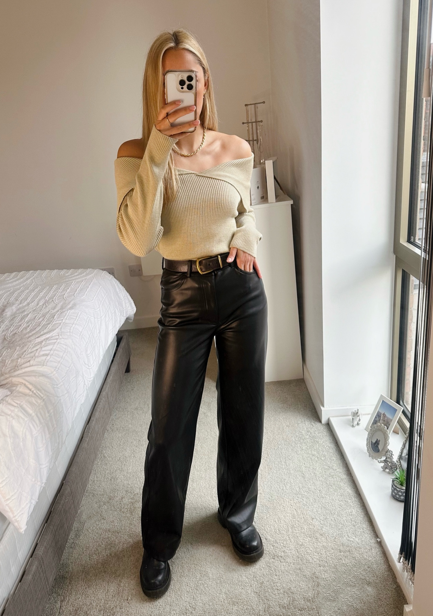 A smart/casual Winter evening outfit🤍

#knitwear #winteroutfit #eveningoutfit #goldjewellery



#LTKSeasonal #LTKeurope