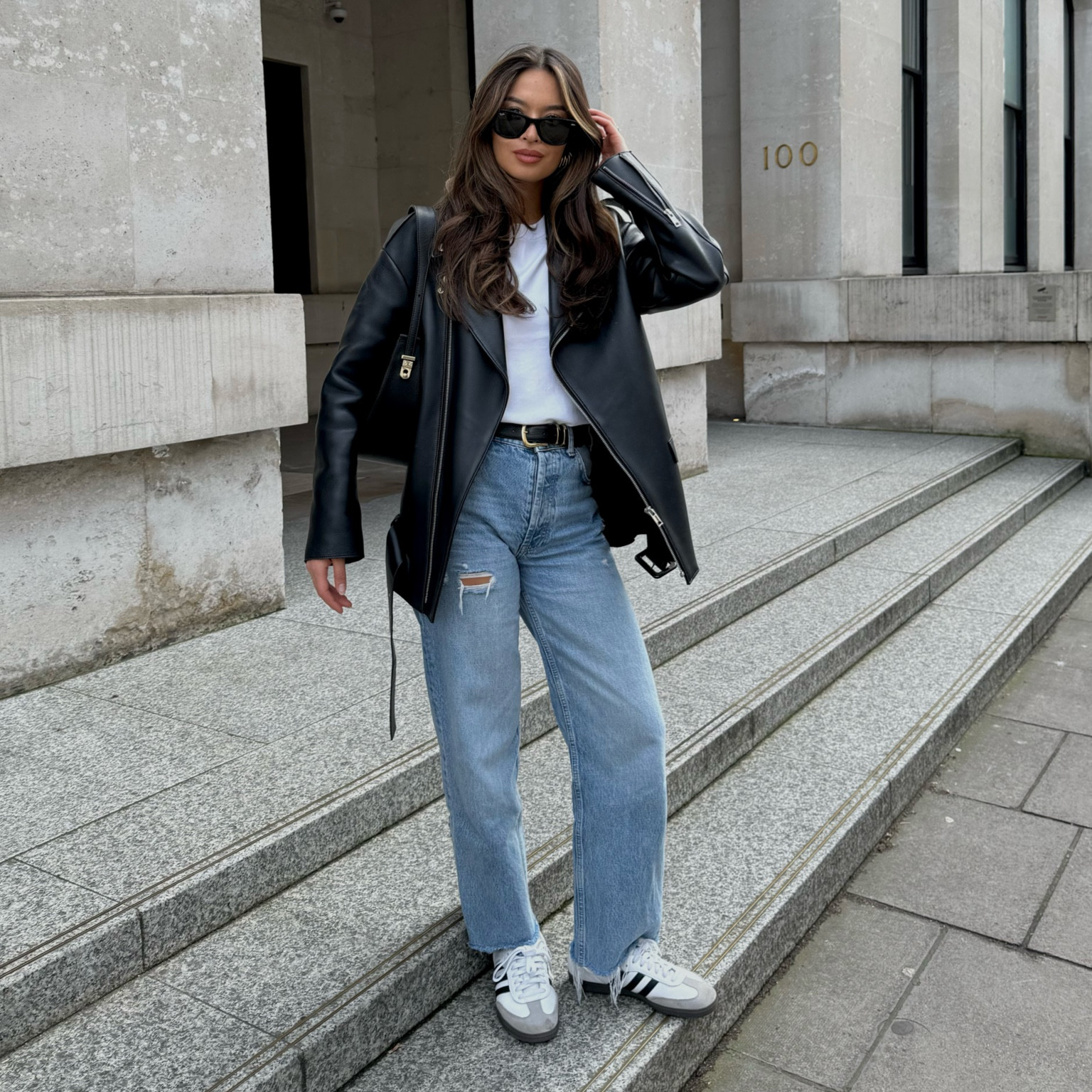 City strolling 🖤 #leatherjacket #springwardrobe #classicstyle 
