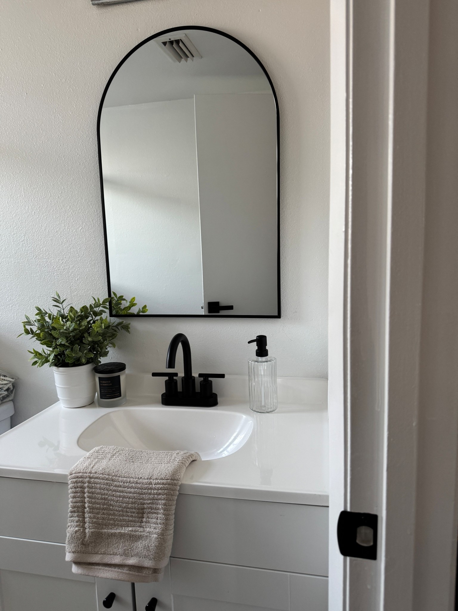 Full remodeled bathroom decor idea 🫶🏻🚰🤍

#LTKHome #LTKFindsUnder100 #LTKFindsUnder50