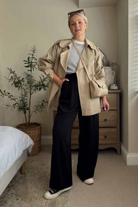 Spring outfit - dressing for rainy weather ☔️ black wide leg trousers / stripe tee / short trench coat 