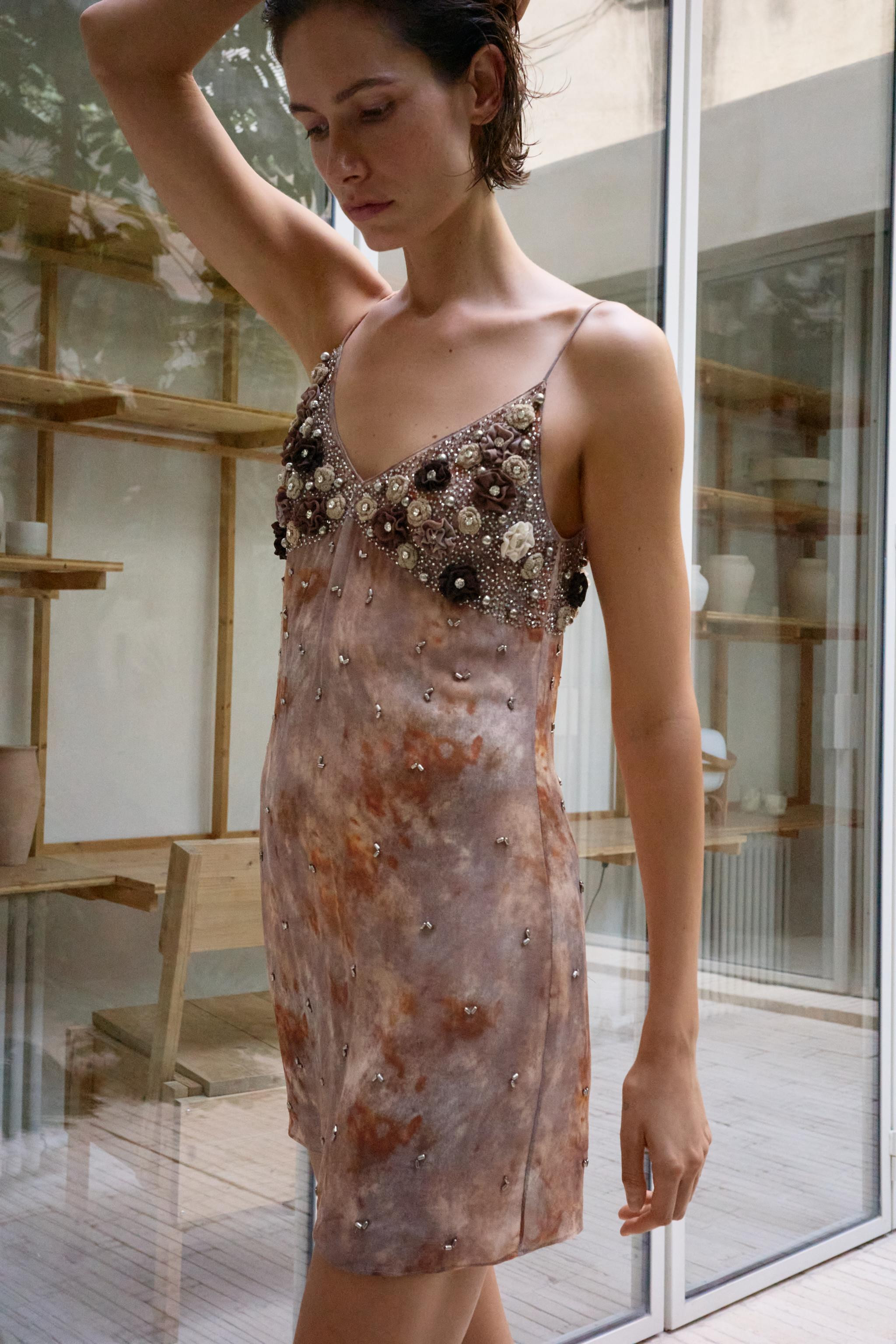 Short printed dress made from 100% viscose yarn. V-neck with spaghetti straps. Features contrast ... | Zara US