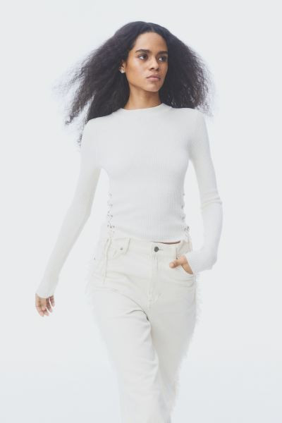 Ribgebreide top met rijgsluiting | H&M (DE, AT, CH, NL, FI)