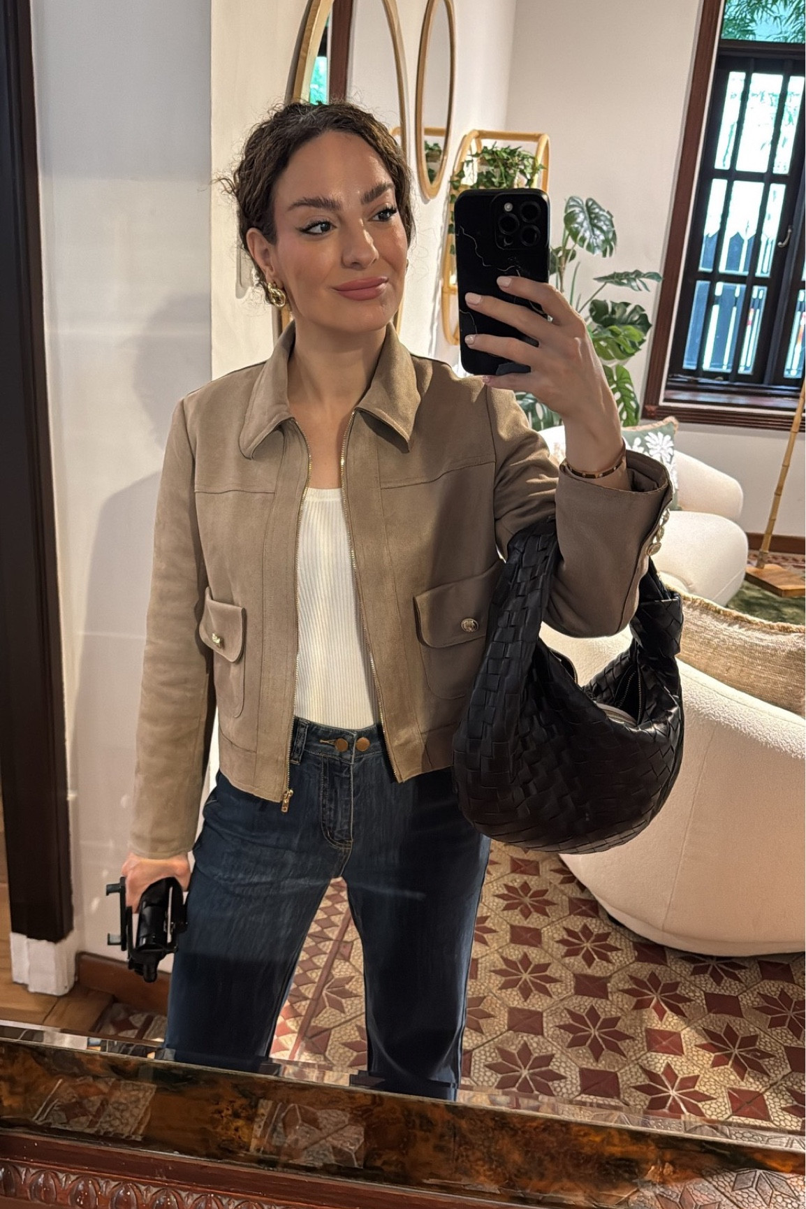 It’s the details that make the difference😊This crisp white shirt from @goelia_official has a built-in pearl necklace! Paired with dark wash denim and a velvet jacket, it’s the epitome of effortless elegance🥰

Would you wear this look? 

#Grwm #gdwm #grwmreel #grwmoutfit #styleinspo #goelia #elegantstyle #singaporefashion #elegance #casualchicstyle

#LTKworkwear #LTKwinter #LTKstyletip