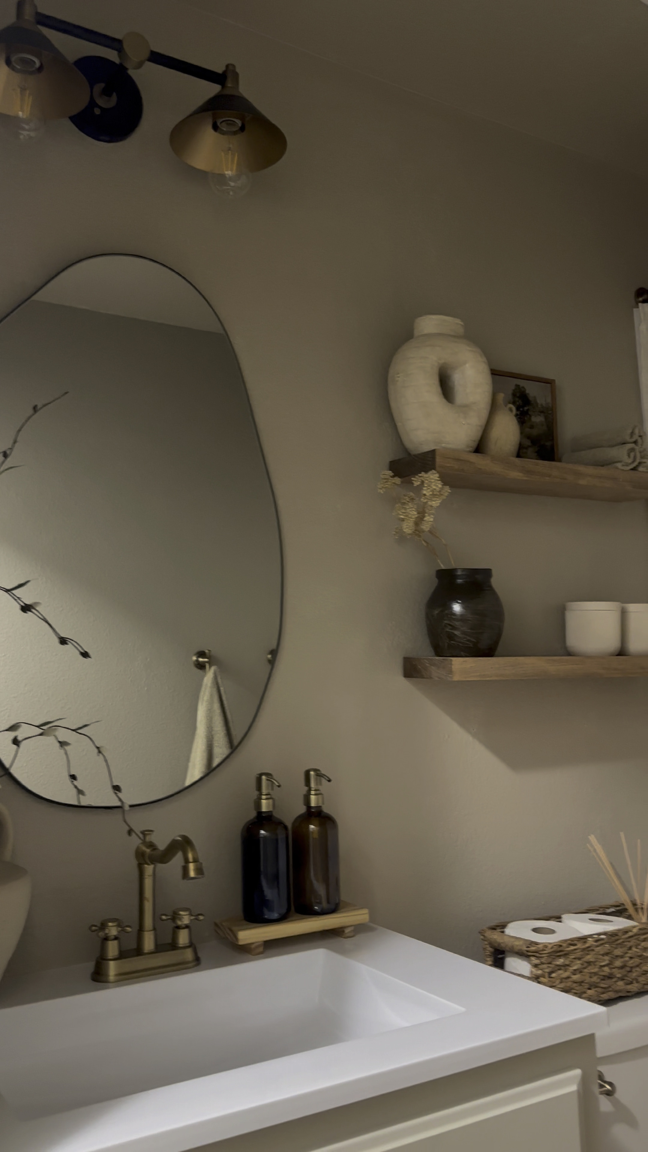 Guest Bathroom Inspo 🫶🏼 
•
•
•
•
•
#bathroom #guestbathroom #bathroomdecor #organicmodern #home #homeideas #homedecor #neutral