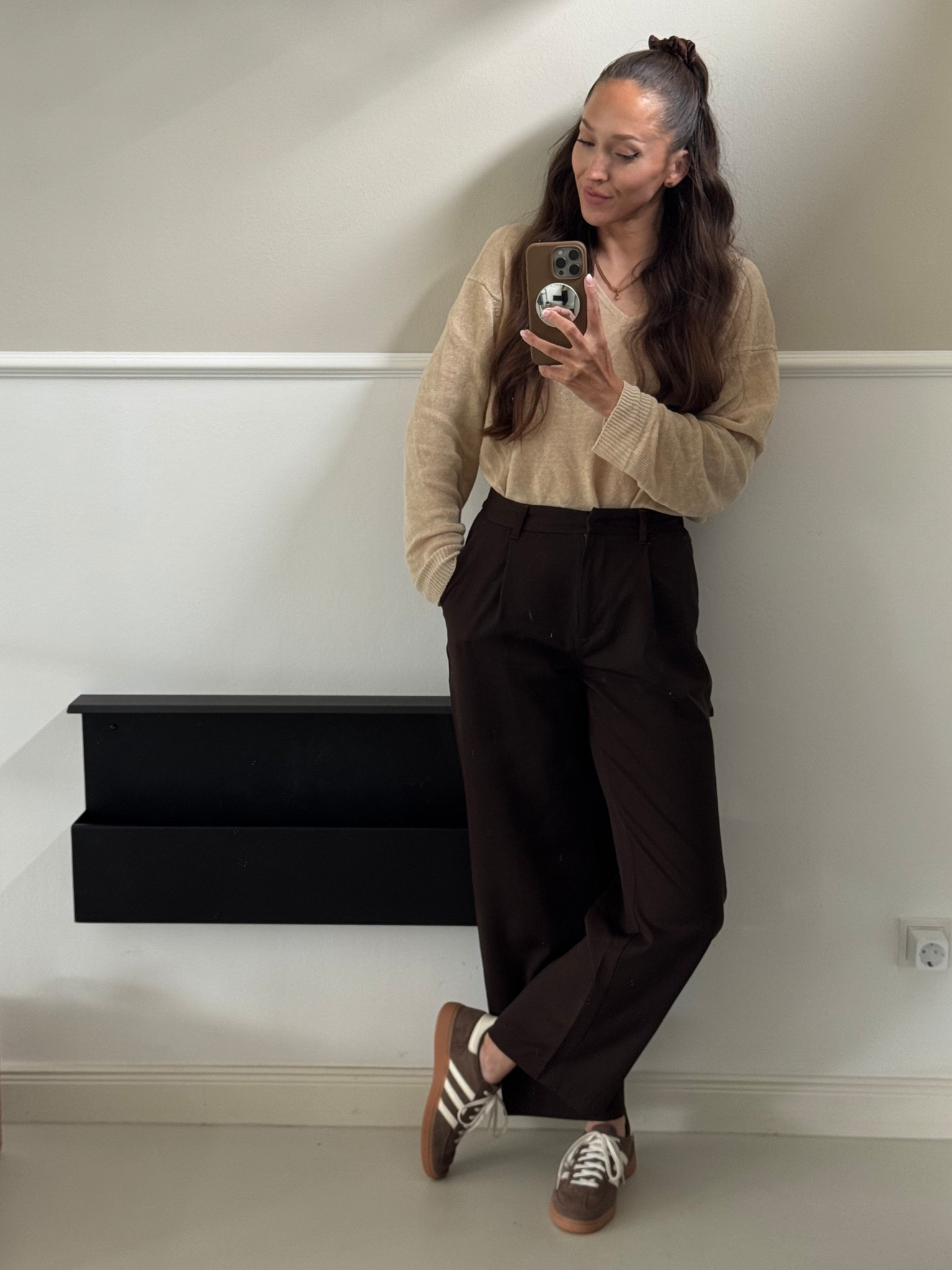 Casual Chic mit sportivem Twist – gemütlicher Strick, elegante Stoffhose und klassische Sneaker für den perfekten Alltags-Look mit Stil.

#LTKstyletip #LTKdeutschland #LTKsummer