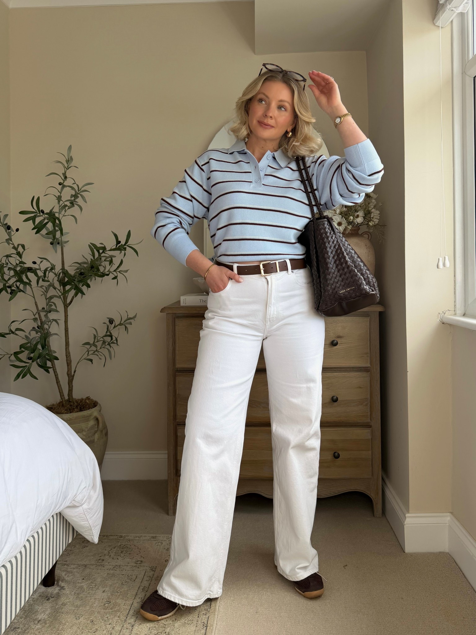 I wear w28 reg length in jeans. Size S jumper 