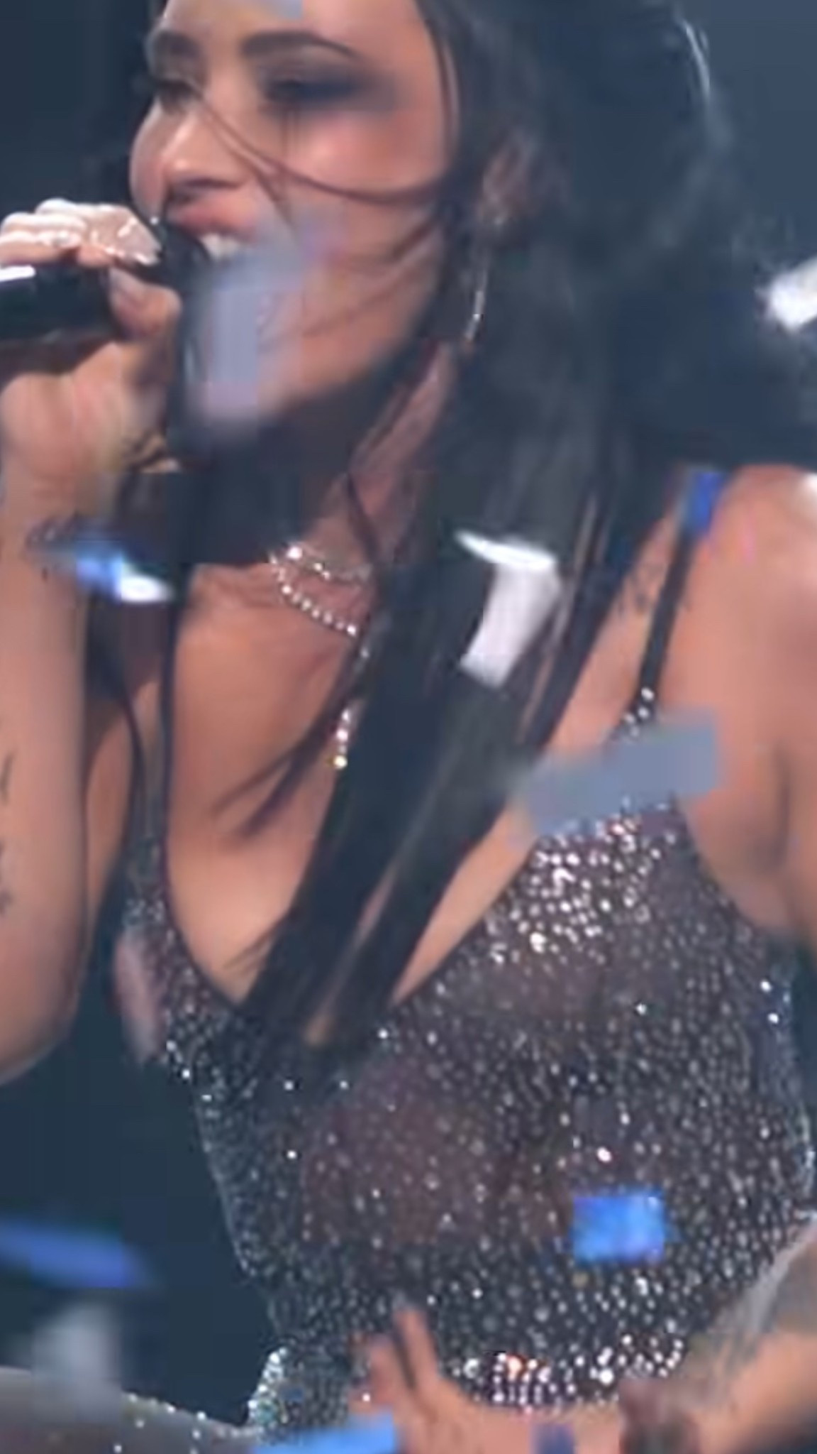 @ddlovato rang in the New Year with a powerhouse performance on #RockinEve, wearing a $900 @alexperryofficial Crystal Mesh Bodysuit in Espresso paired with $600 matching @alexperryofficial Crystal Mesh Stockings while taking the stage for ABC’s New Year’s Rockin’ Eve. Styled by @jilljacobsstyling. Hot! Or Hmm..?

🎥: @rockineve / @abc
#DemiLovatoFBD #demilovato #demilovatostyle #fashionbombdaily #fbdaily #BombStyle