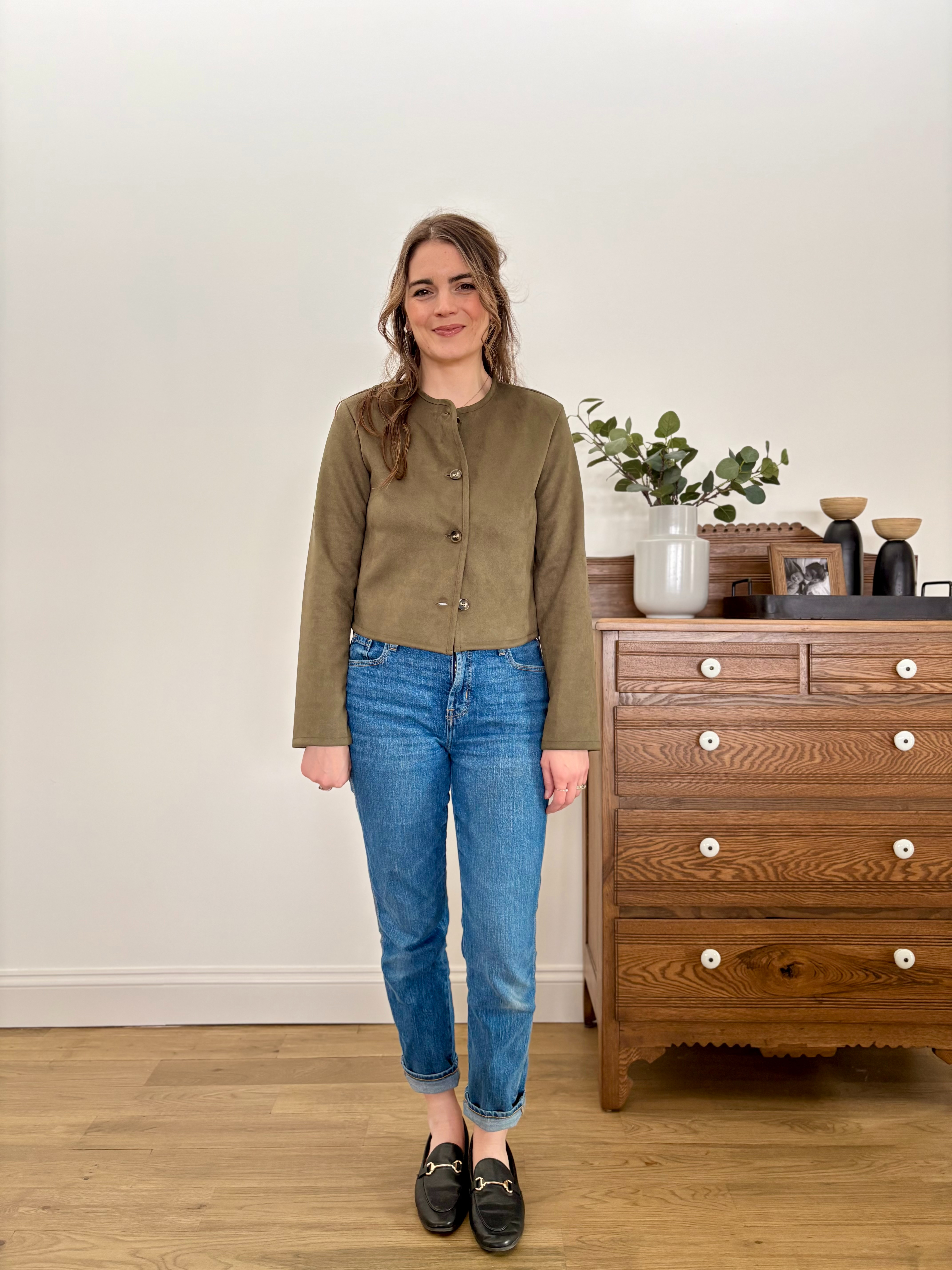 Mom Outfit 07 - Perfect for meeting up with other moms at a coffee shop or the park! #MomStyle #Classic #Comfort #MomFashion #WinterOutfit #SpringOutfit 

 #LTKjeans #LTKmodest #LTKstyletip