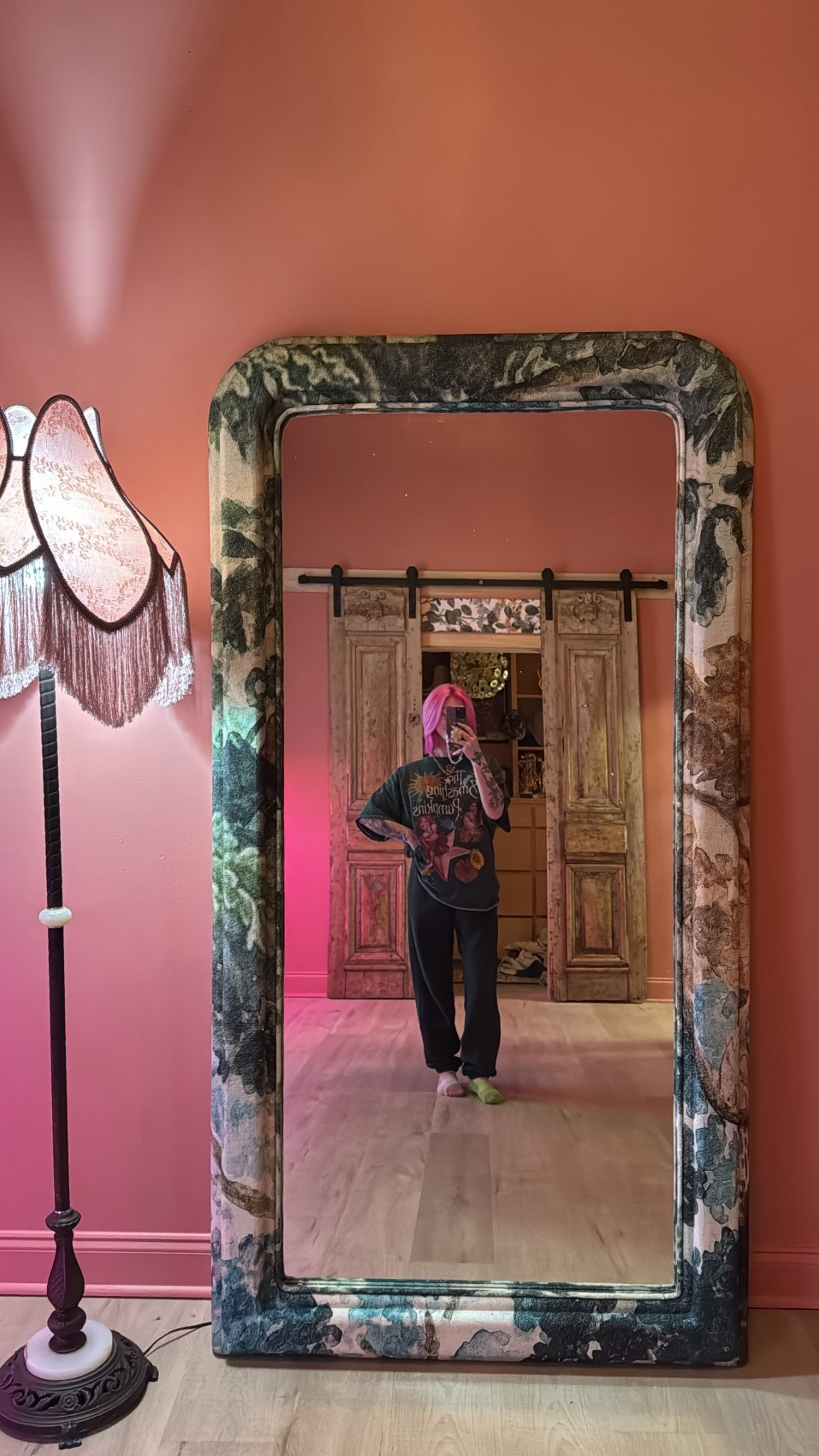 the long awaited mirror- ordered this months ago but it was worth the wait 😍 its BEAUTIFUL. 
The Floor lamp was a recent vintage find 🫶🏻