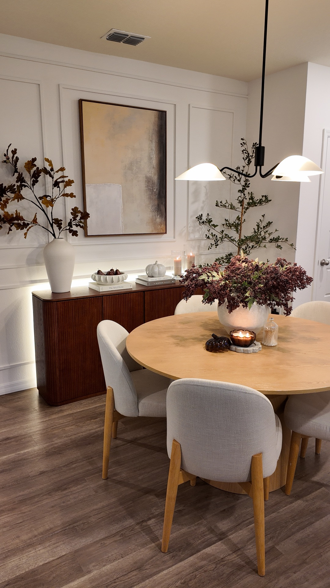 Así comenzamos esta nueva temporada 🍁🍂🤎 es increíble todo lo que cambia la casa en un año 🥹🙌🏻 estoy emocionada de cómo quedará todo ✨ Escribe FALL DECOR te envío todo todito 🔗🍂🍁🍂🤎 

 #falldecor #diningroomfalldecor #diningroomdecor