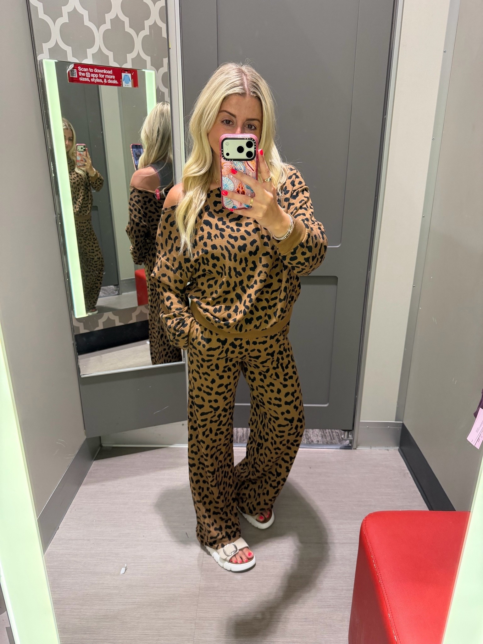 New leopard matching set!
Size small
Sandals tts