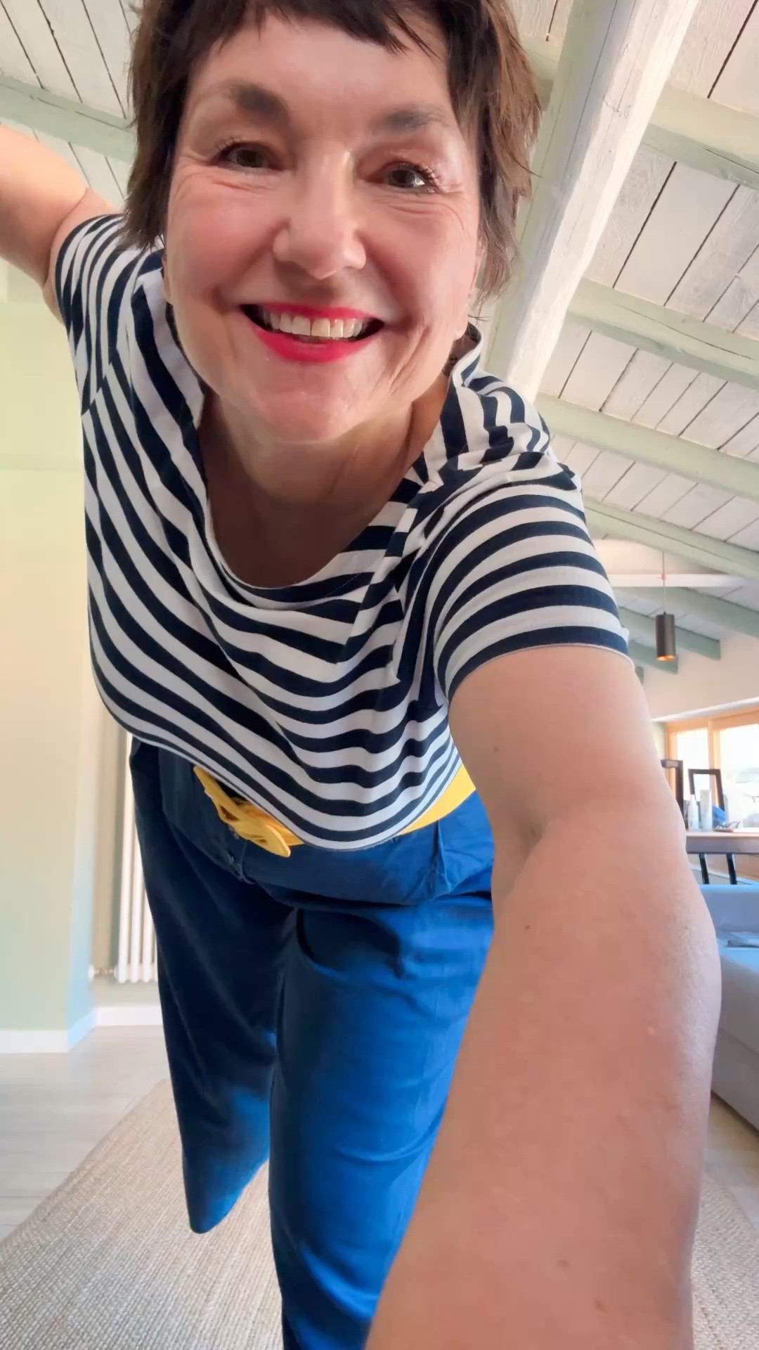 Travel Outfit: dunkelblaue Palazzo, gestreiftes Shirt, gelber Gürtel.

#LTKdeutschland #LTKü50 #LTKsummer