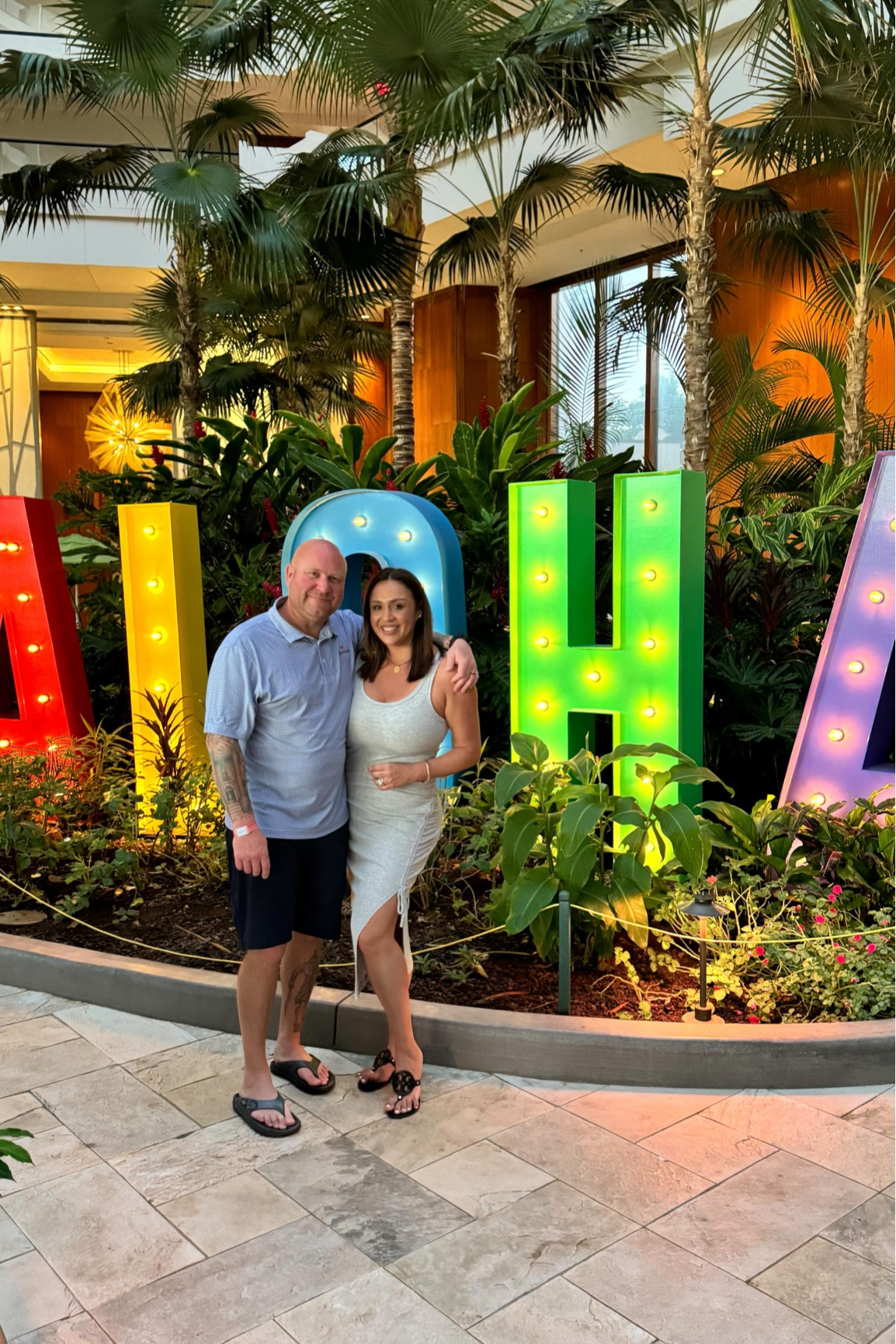 Comment “Dress” for this @rachelparcell dress I found a few months back! 

🌺🍽️#FamilyVacation #HawaiiNights #DinnerOutfit #IslandElegance #TropicalChic #VacationWardrobe #AlohaStyle #beachvacationoutfits