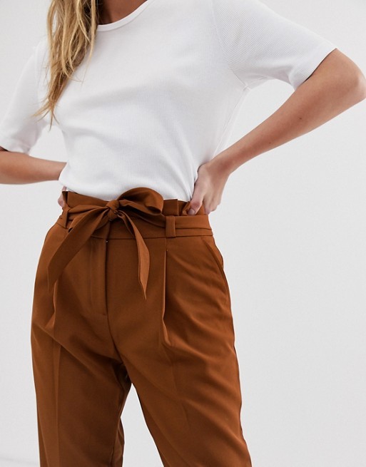 New Look – Miller – Schmal zulaufende Hose mit Bindegürtel | ASOS DE