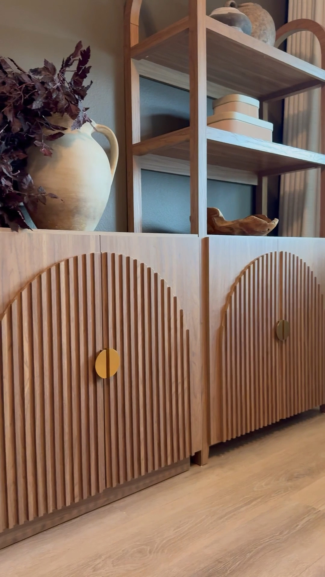 Luxe modular shelves and cabinets ❤️



Brown shelves
Black bookcase
Fluted book shelves
Home office decor
Home library decor
Fluted cabinets
Home decor
Furniture 
Home interior 

#LTKHome