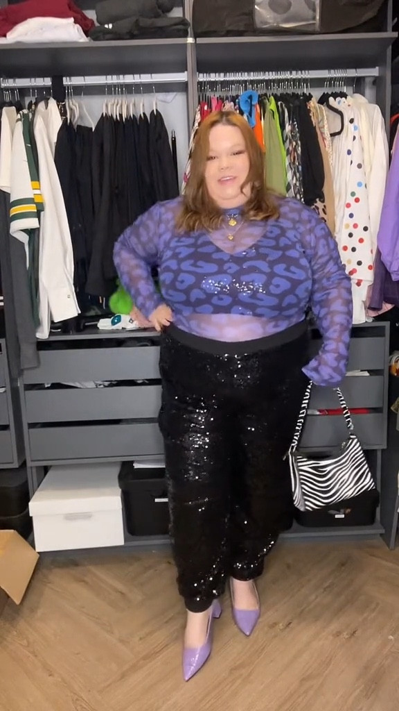 Esse look!!!! 
Provavelmente um dos meus favoritos dos últimos tempo! 
Essa calça é muito maravilhosa e não pinica nada, ela tem um forro interno! 

#plussize #plusizefashion #arrumesecomigo #arrumesecomigoplussize #grwm #grwmplussize #ootd #instafashion #look #looknoite #brilho #lookfofo #fashion #moda 

#LTKcurves #LTKbrasil